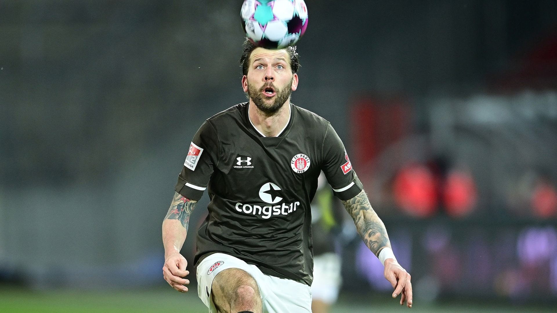 FC St. Pauli, Fußballspieler, Kopfball, Trikot, Flutlicht, 1920x1080, PC-Hintergrundbild