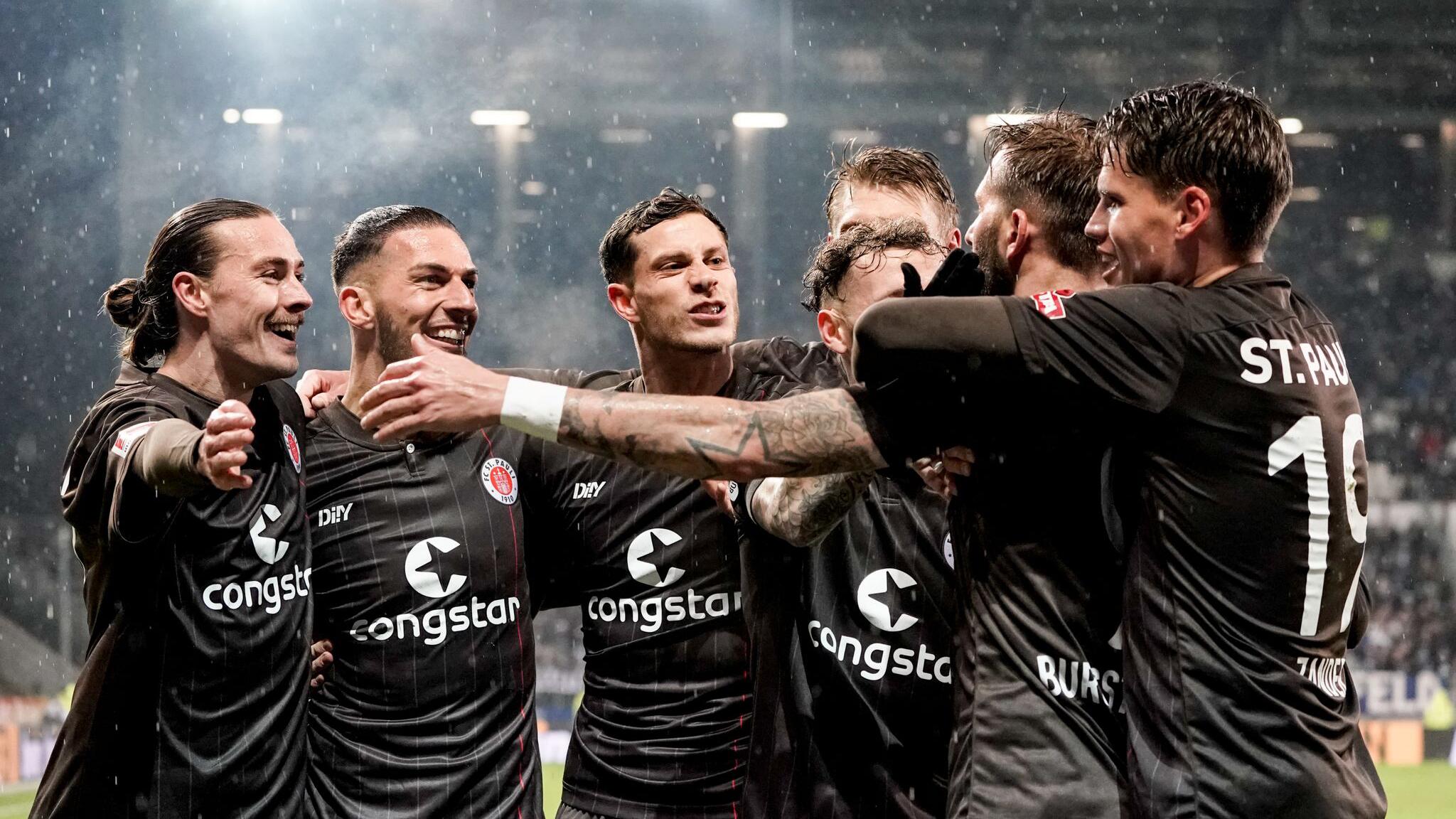 FC St. Pauli, Spieler, Torjubel, Braunes Trikot, Mannschaft, Full HD, Desktop-Hintergrund