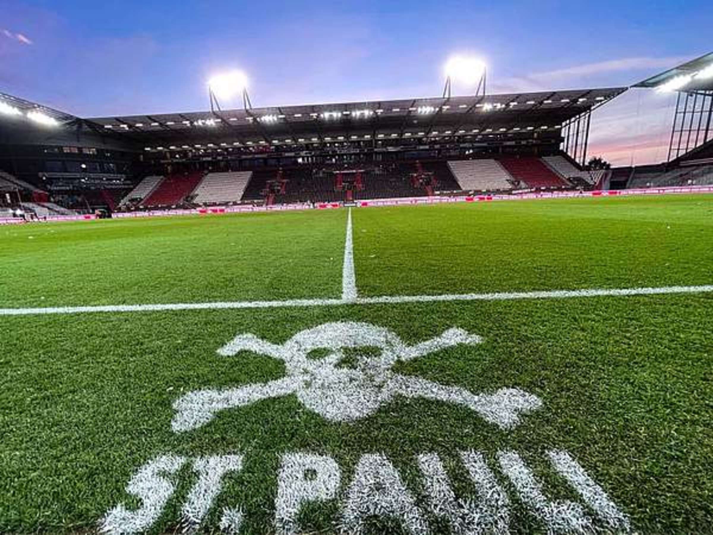 Millerntor-Stadion, FC St. Pauli, Totenkopf, Rasen, Mittellinie, Hintergrundbild fürs Tablet