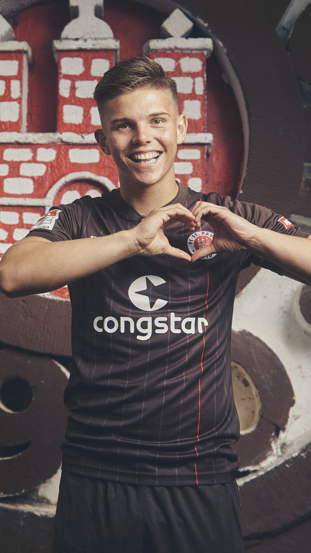 FC St. Pauli, Spieler, Herzgeste, Trikot, Lächeln, Full HD, Hintergrundbild fürs Handy