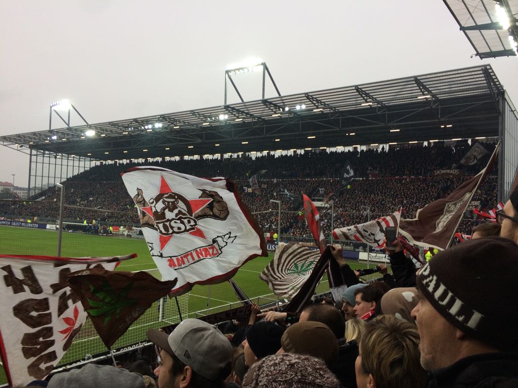 Millerntor-Stadion, FC St. Pauli, Fans, Fahnen, Südkurve, Hintergrundbild fürs iPad
