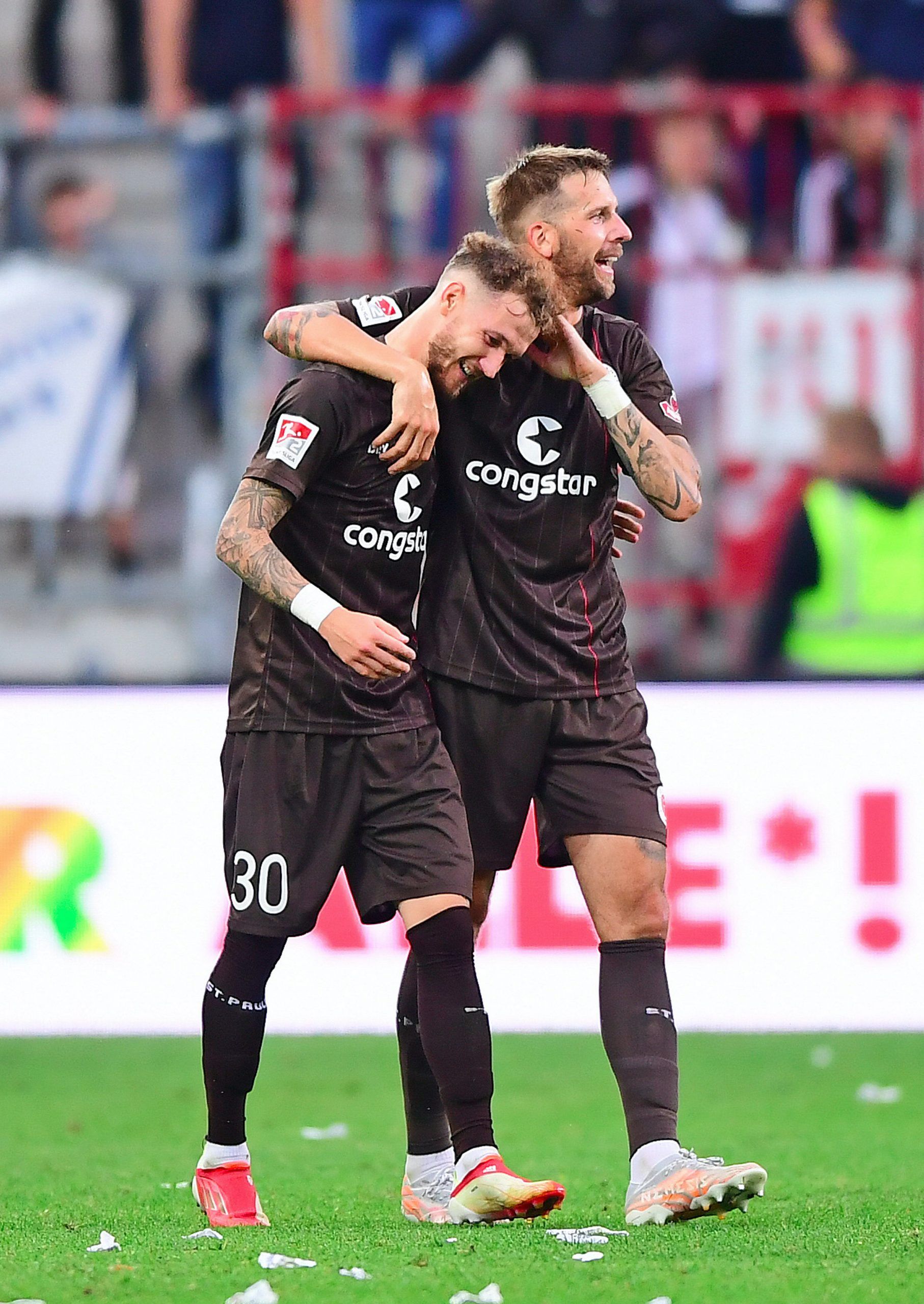 FC St. Pauli, Spieler, Umarmung, Stadion, Rasen, QHD+, Hintergrundbild fürs Tablet