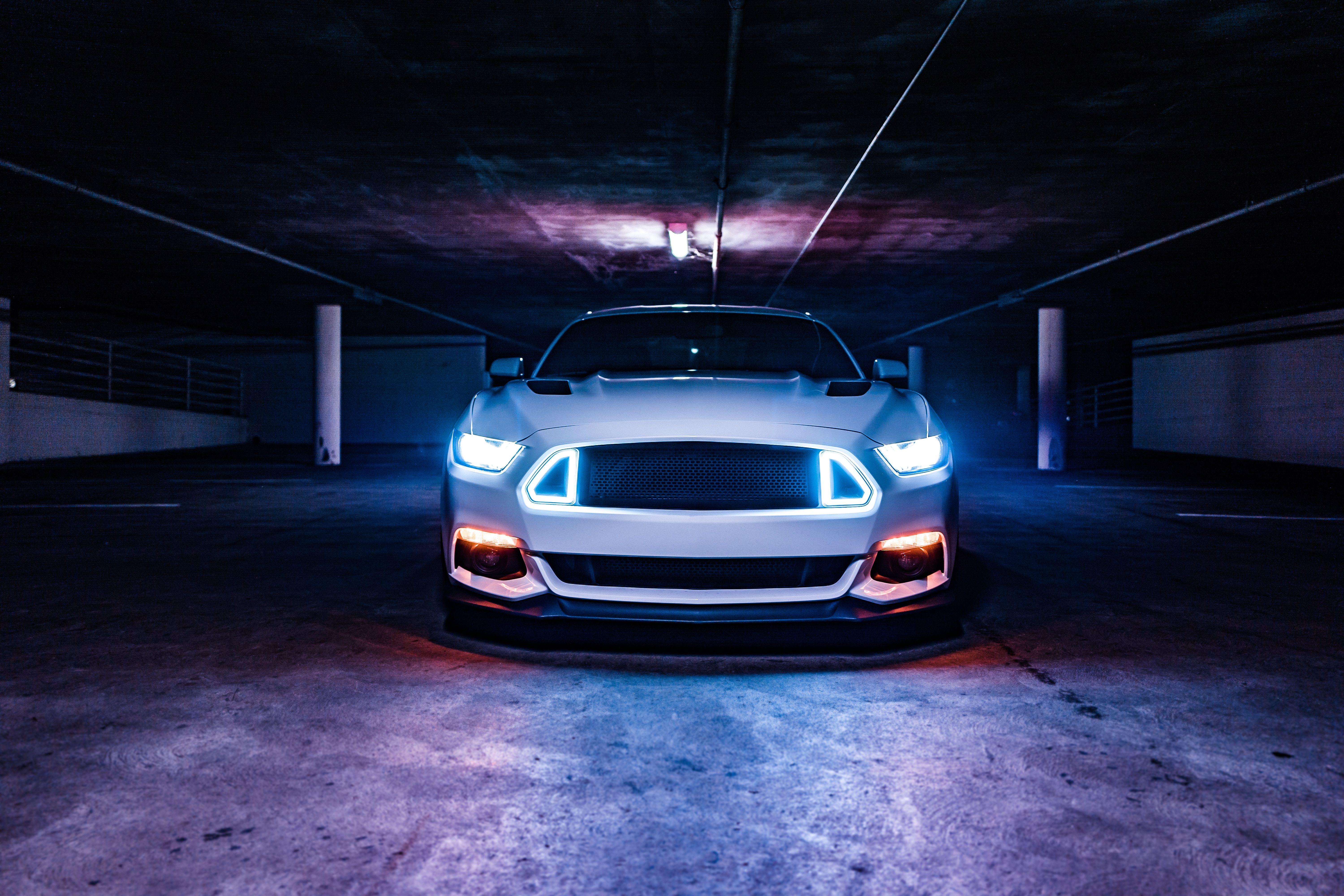 Ford Mustang, Tiefgarage, Scheinwerfer, Lila Licht, Frontansicht, 6K, Laptop-Hintergrundbild