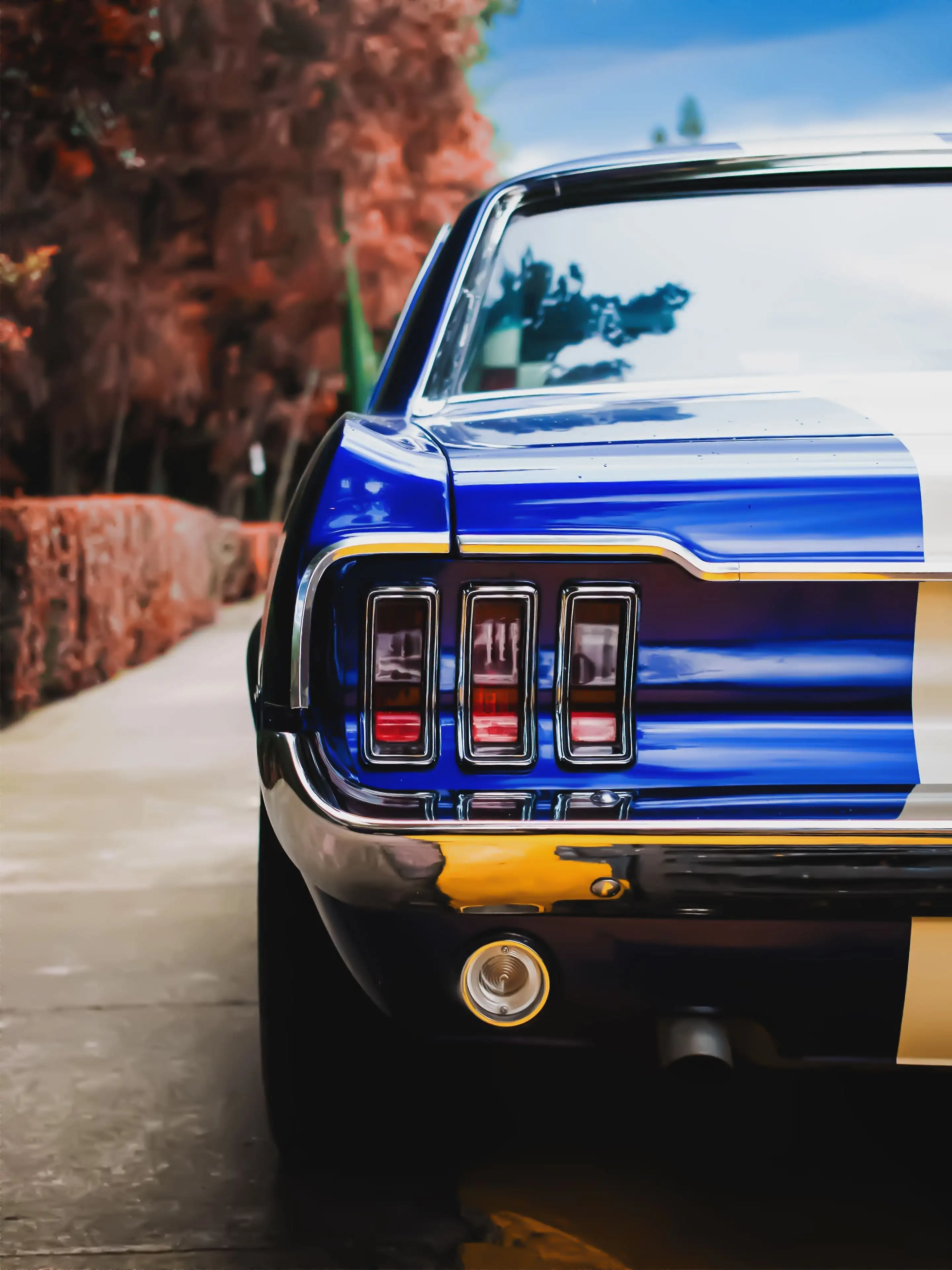 Ford Mustang, Oldtimer, Rückleuchten, Blau-Weiß, Hochformat, Hintergrundbild fürs Tablet