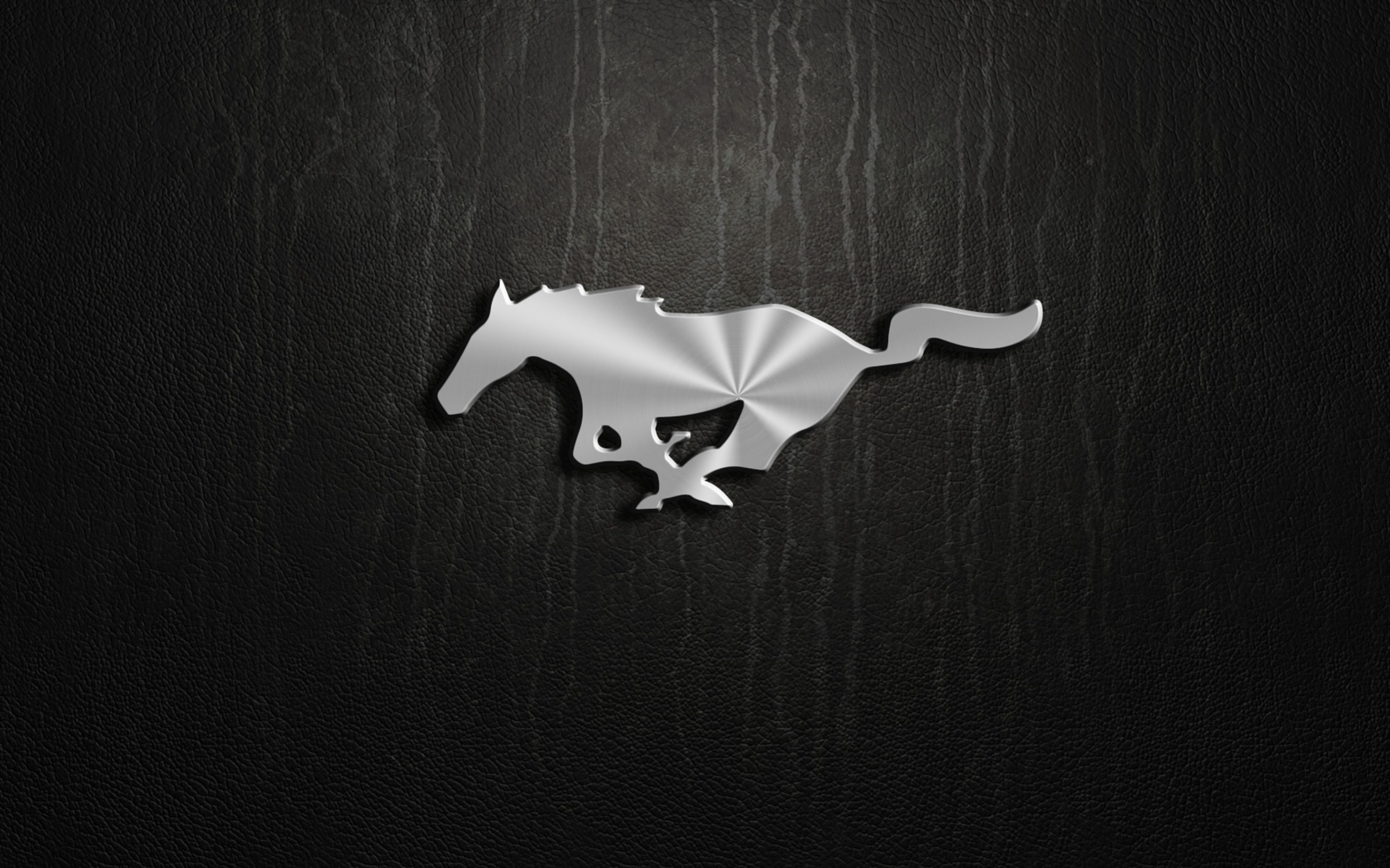 Ford Mustang, Pony-Logo, Emblem, Silber, Dunkler Hintergrund, 4K Wallpaper
