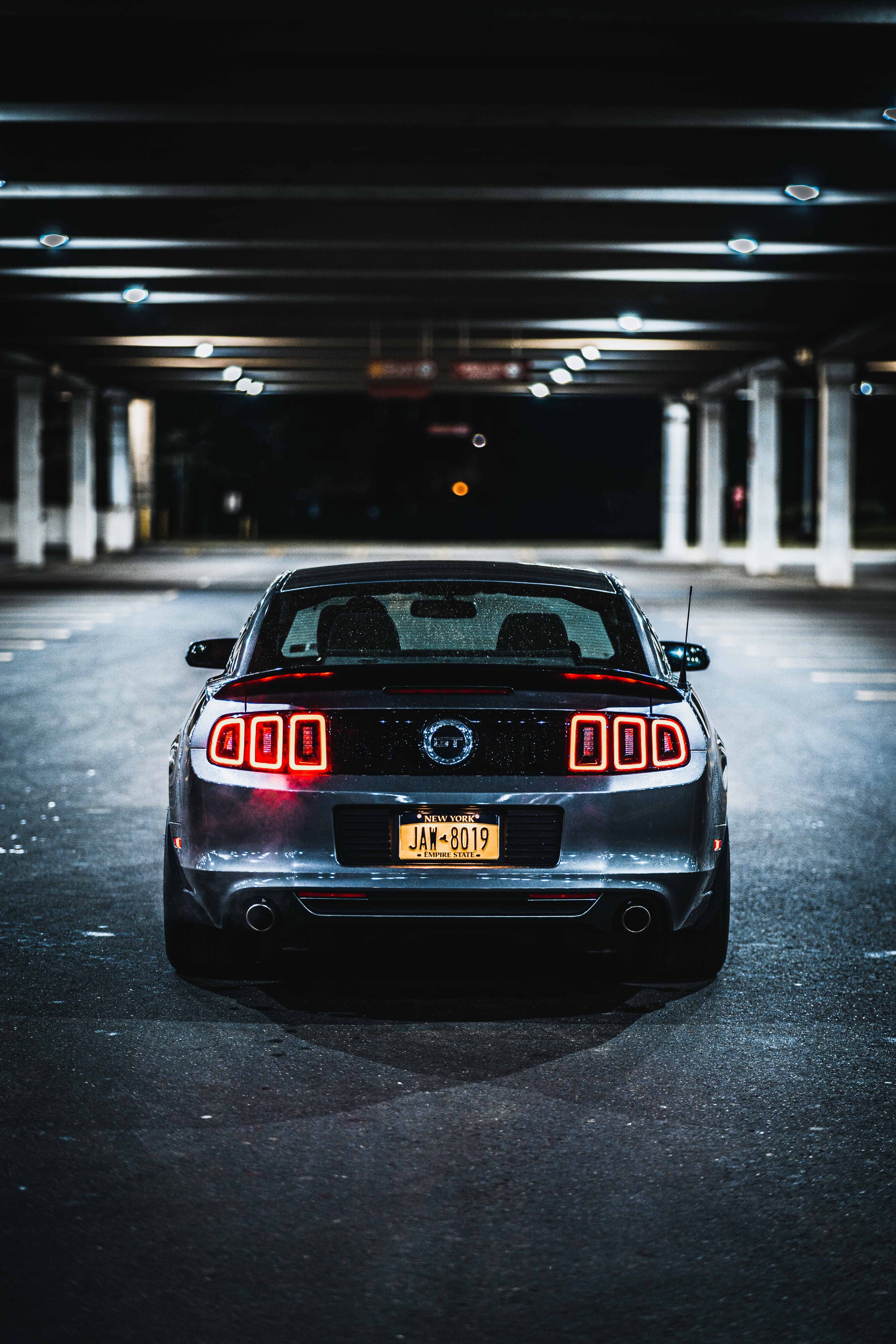 Ford Mustang, Parkhaus, Heckansicht, Rückleuchten, Hochformat, QHD+, Handy-Hintergrund
