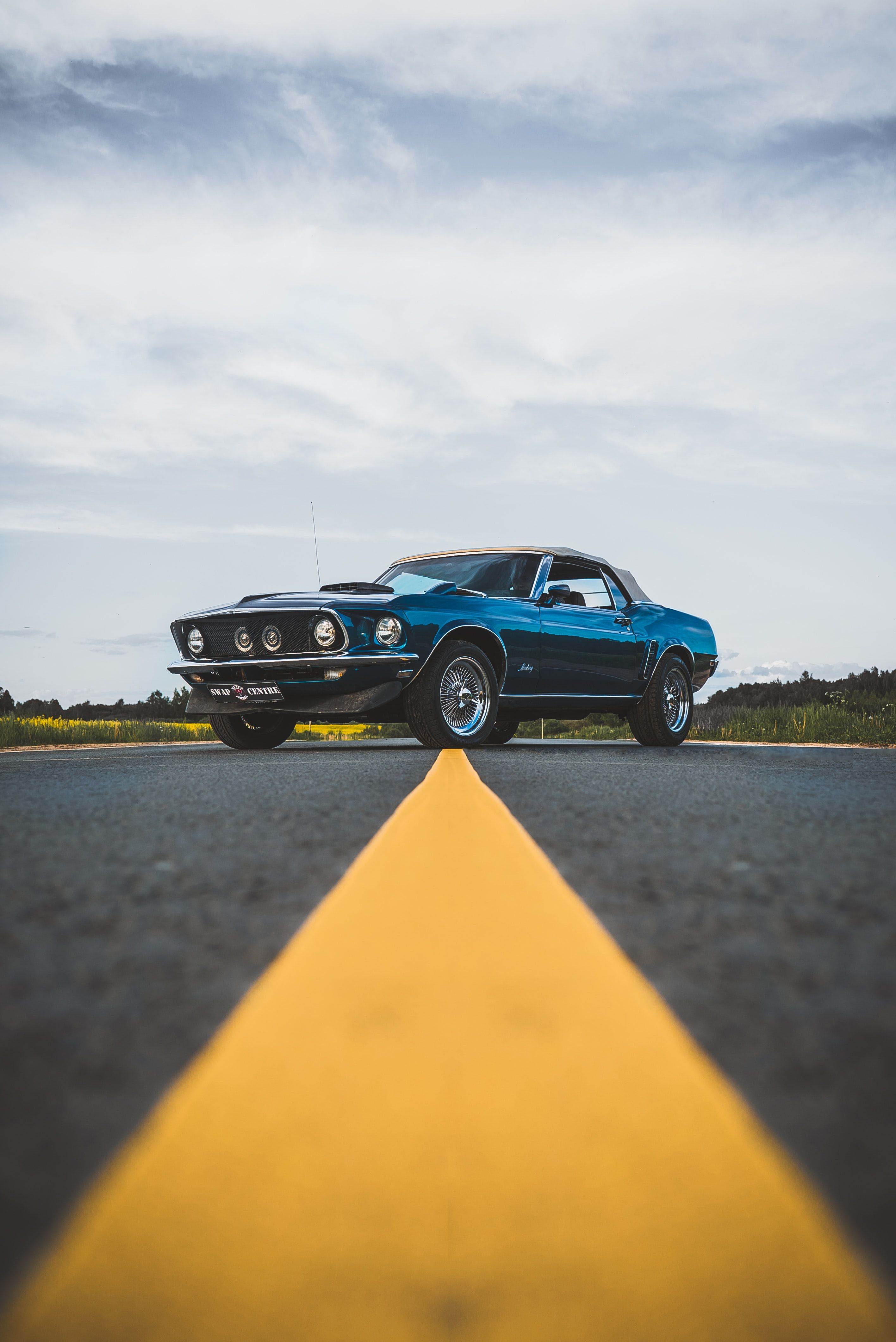 Ford Mustang, Oldtimer, Straße, Gelbe Mittellinie, Hochformat, QHD+, Tablet-Hintergrund