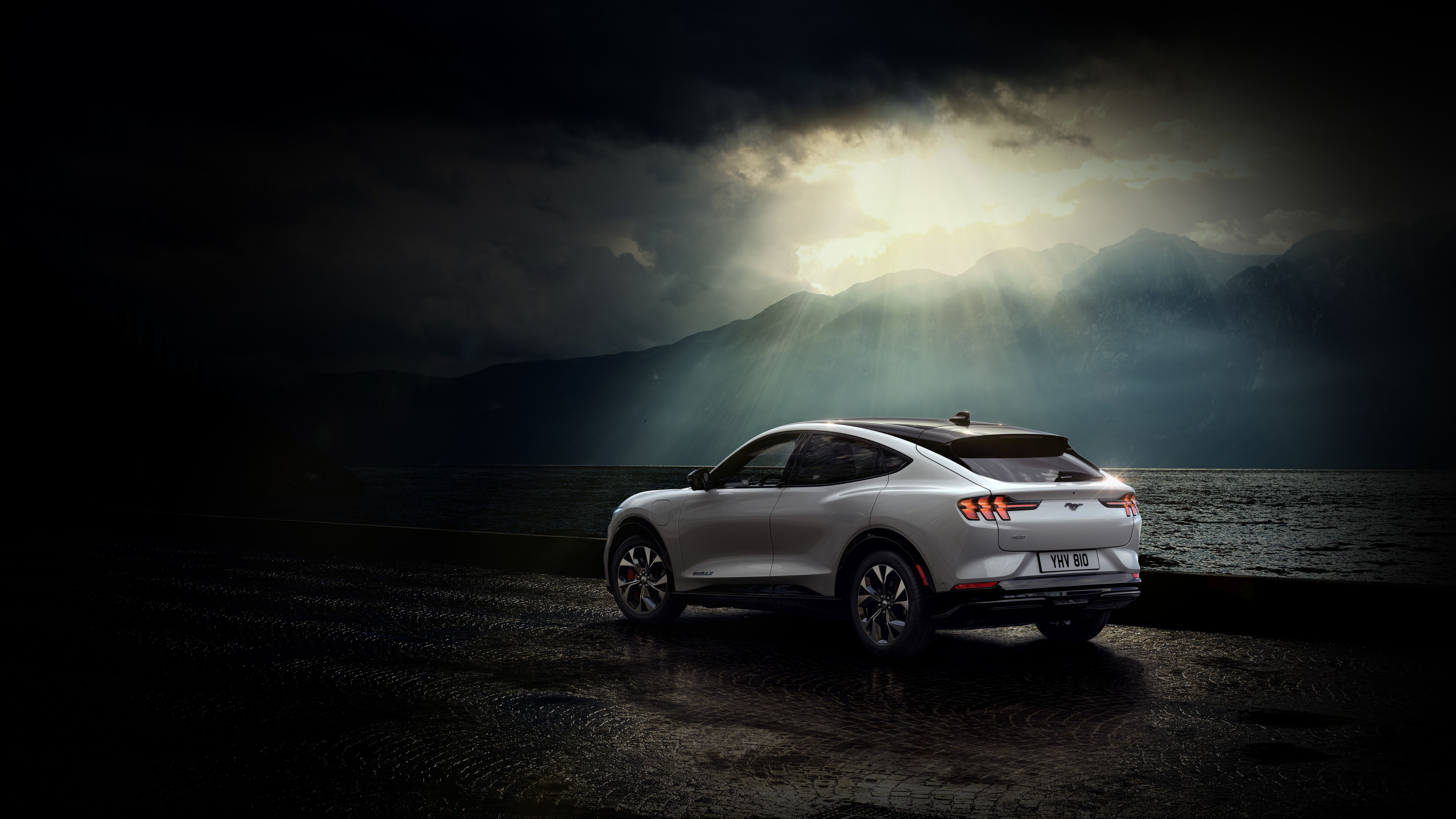 Ford Mustang Mach-E, Elektro-SUV, Silber, Dramatischer Himmel, Dunkel, 5K, Laptop-Hintergrundbild