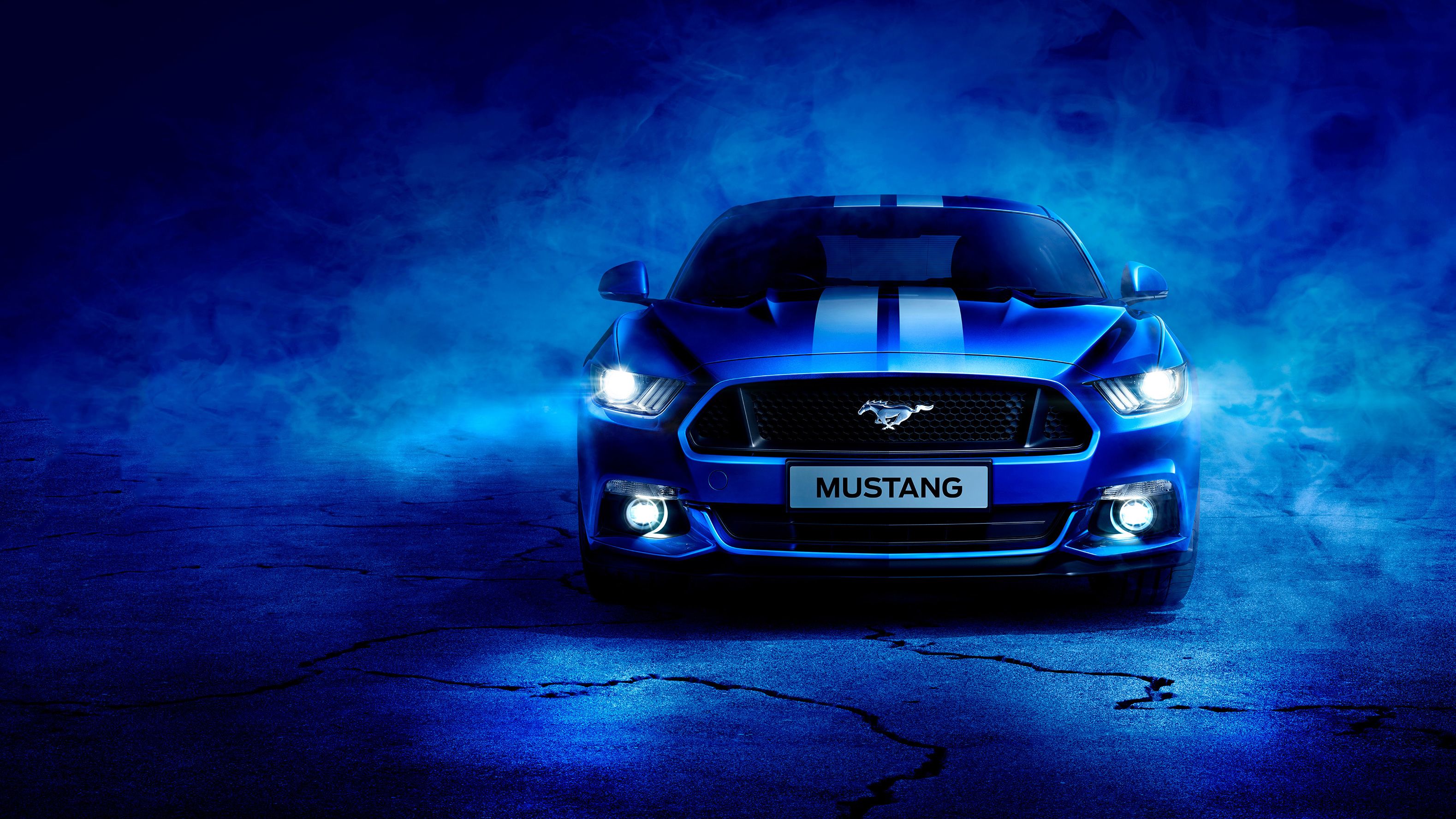 Ford Mustang, Blaues Licht, Nebel, Frontansicht, Rennstreifen, 2K, Windows-Hintergrundbild