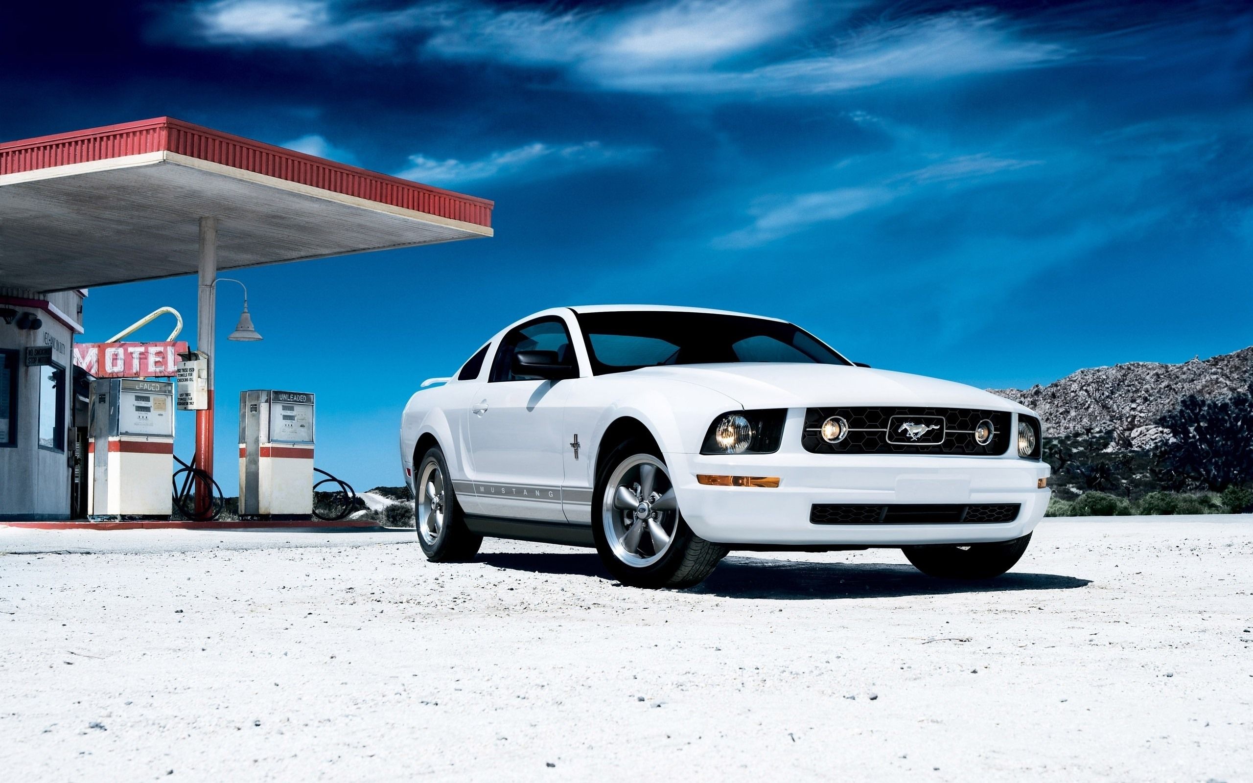 Ford Mustang, Weißes Auto, Tankstelle, Motel, Retro, 16:10, 2K-Hintergrundbild für den Desktop