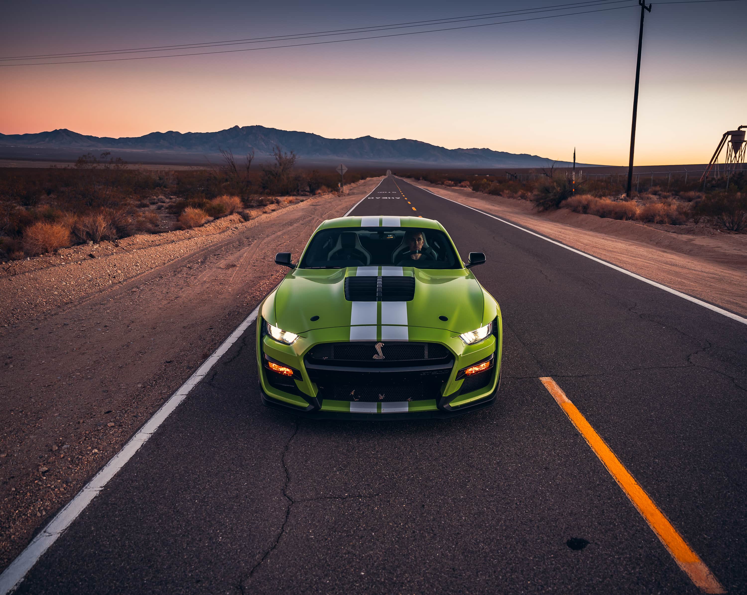 Ford Shelby GT500, Ford Mustang, Grünes Auto, Wüstenstraße, Abenddämmerung, 2K, Desktop-Hintergrund