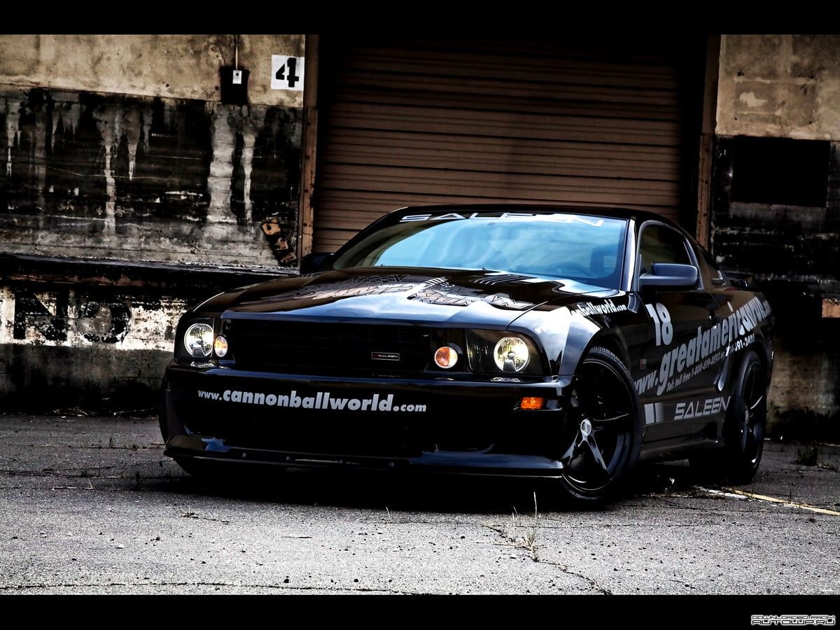 Ford Mustang, Schwarzes Auto, Lagerhalle, Cannonball, Folierung, Hintergrundbild fürs Tablet