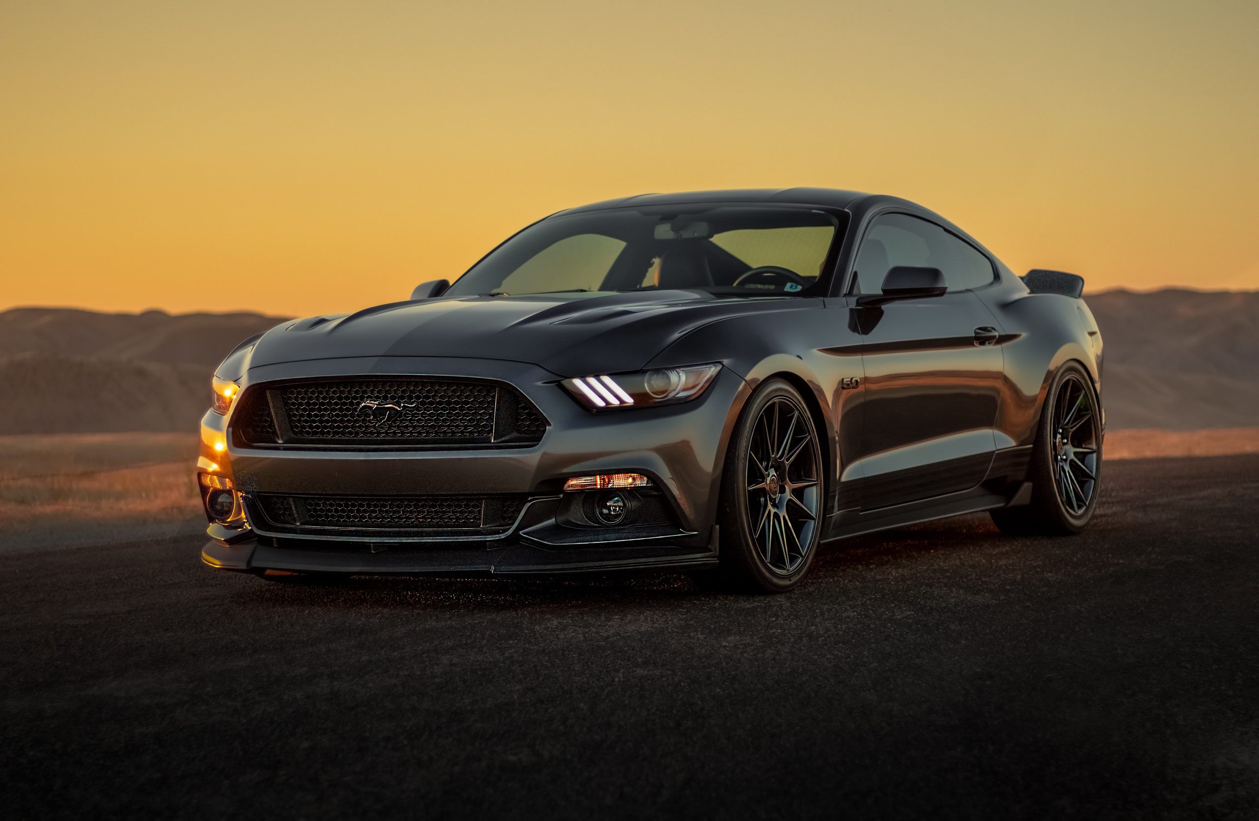 Ford Mustang, Grau, Sonnenuntergang, Seitenansicht, Wüste, 2K-Hintergrundbild für PC