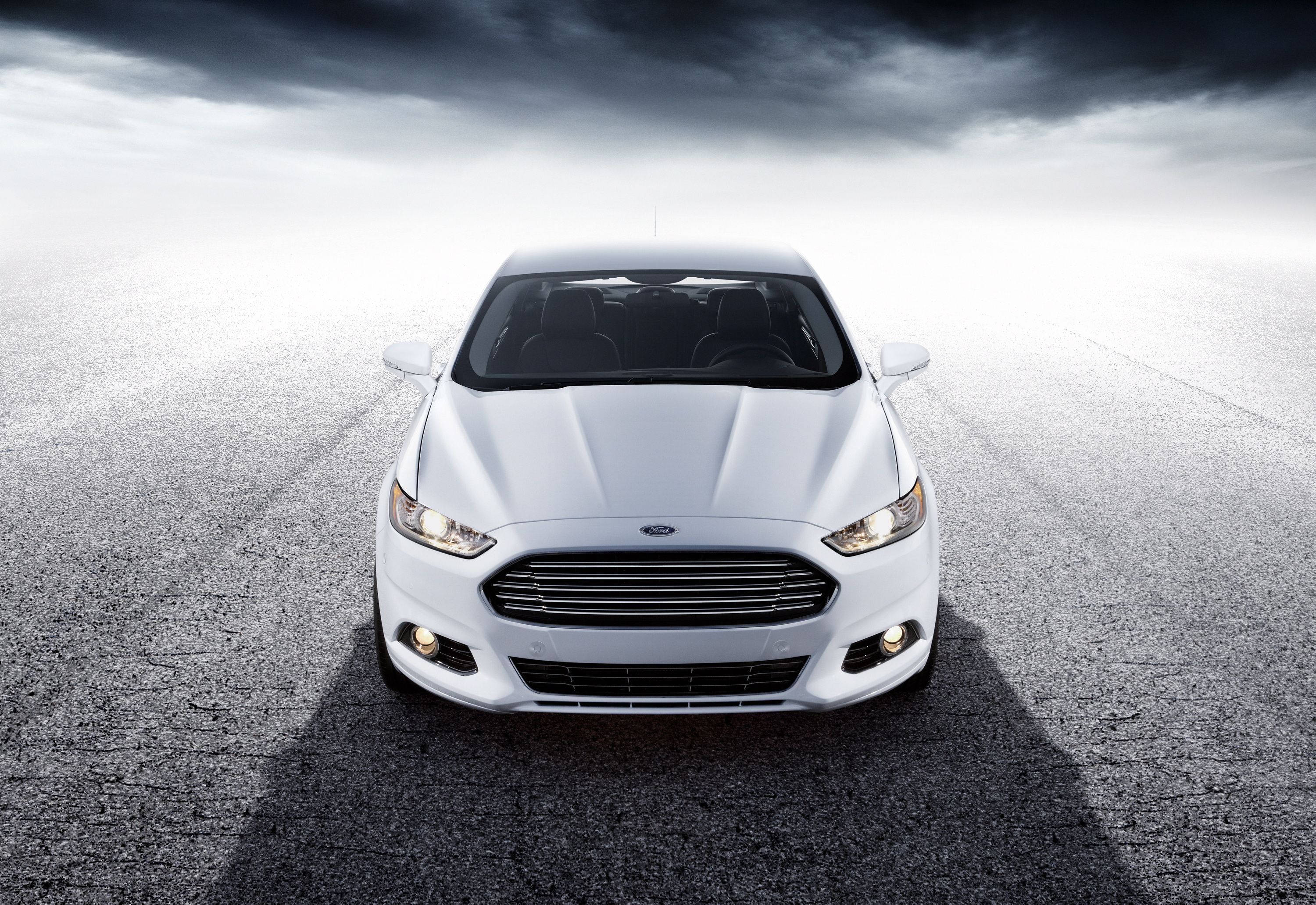 Ford Mondeo, Limousine, Weißes Auto, Frontansicht, Bewölkt, 2K, PC-Hintergrundbild