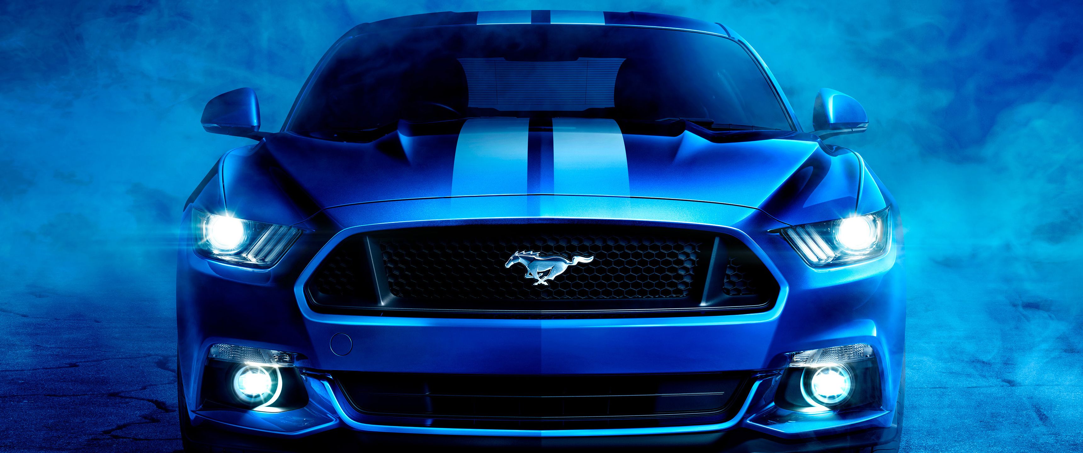 Ford Mustang, Blaues Auto, Rennstreifen, Frontansicht, Blauer Hintergrund, 2K Wallpaper