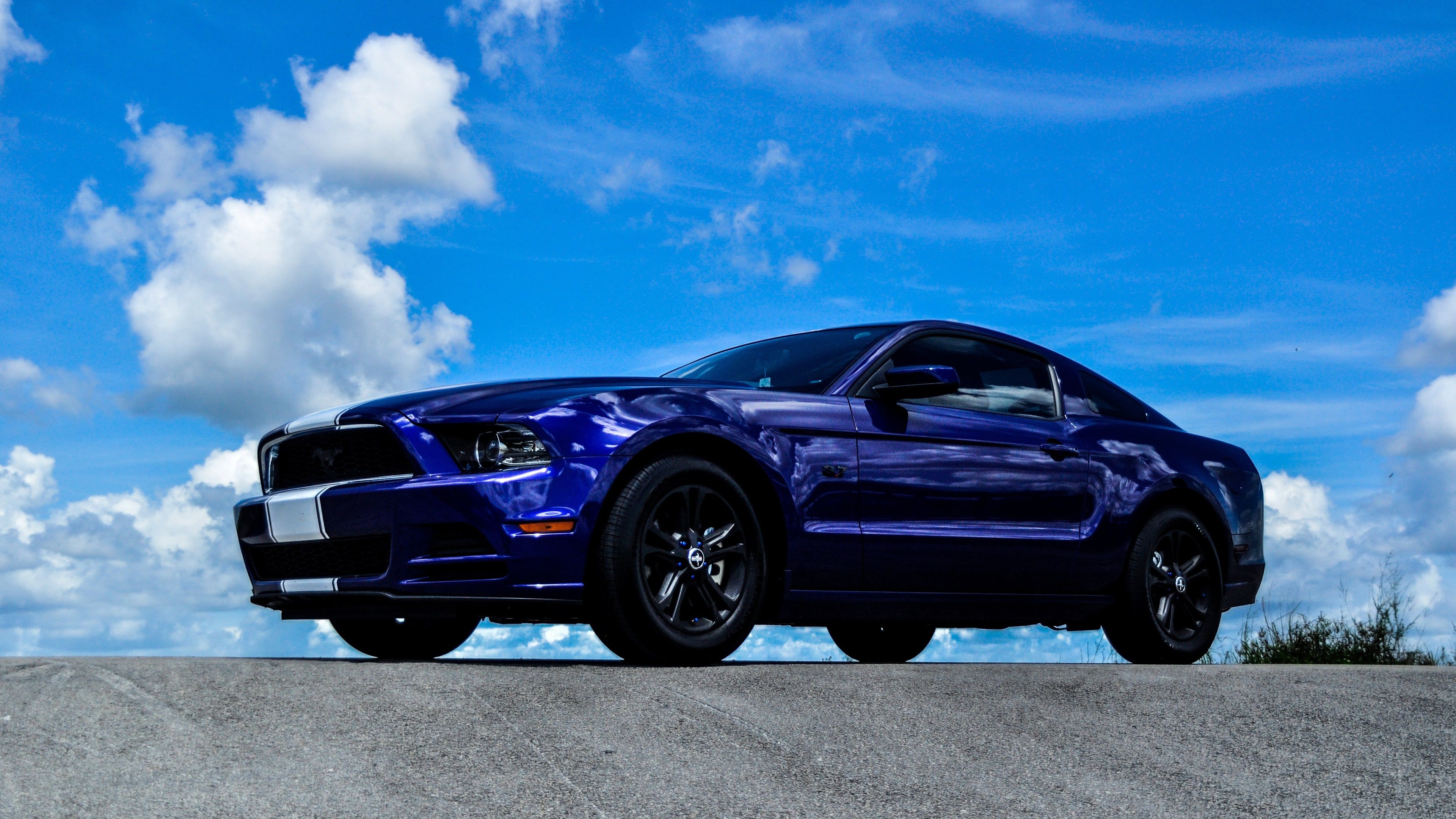 Ford Mustang, Dunkelblau, Rennstreifen, Blauer Himmel, Wolken, 4K, Breitbild-Hintergrundbild