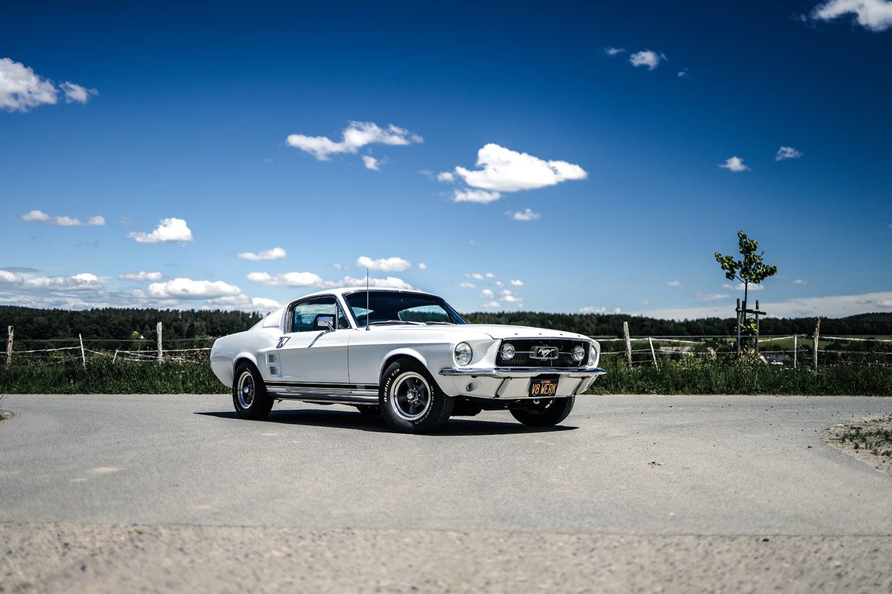 Ford Mustang Fastback, Oldtimer, Weißes Auto, Blauer Himmel, Wolken, Klassiker, HD-Hintergrundbild