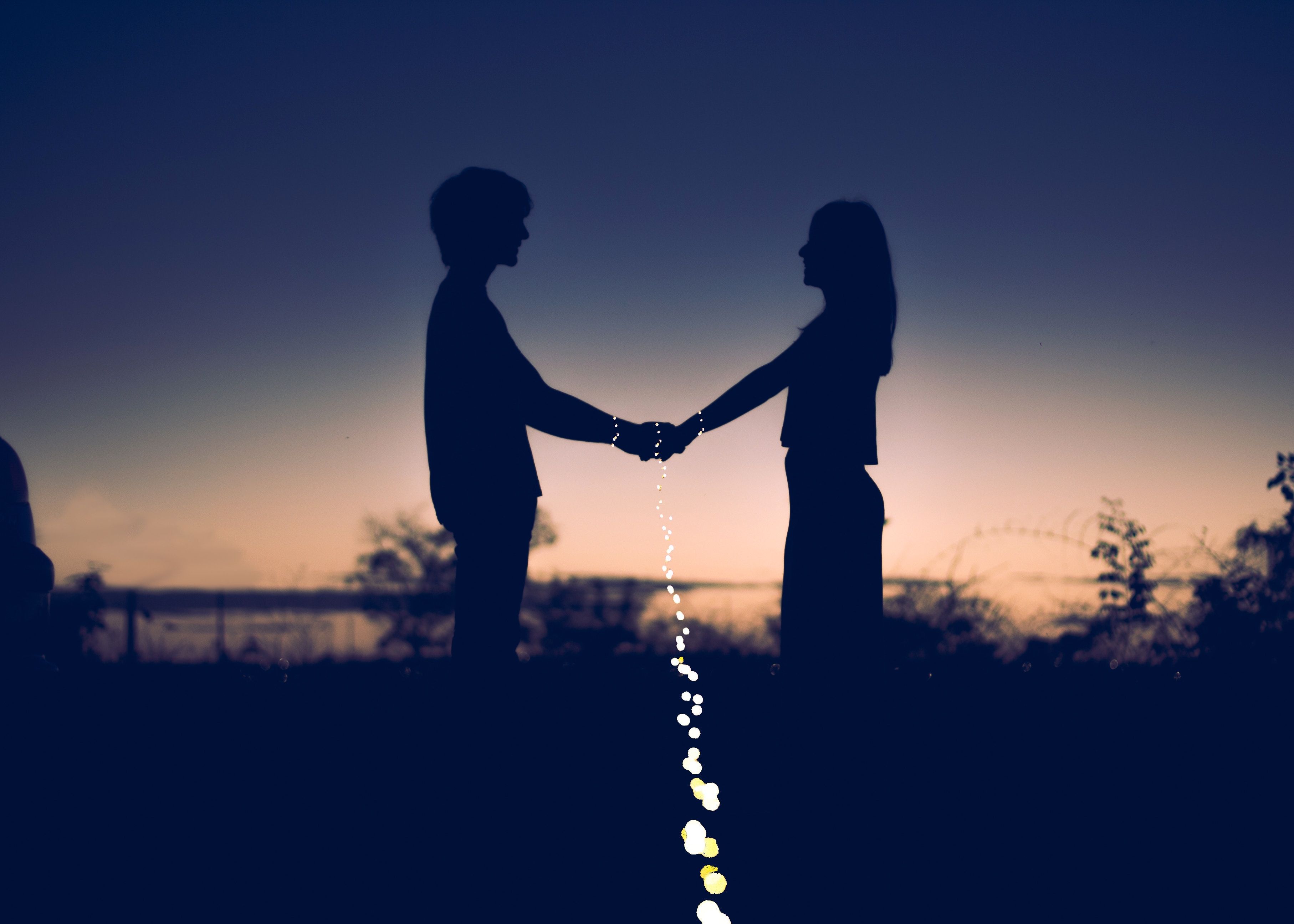 Paar, Silhouetten, Händchen halten, Dämmerung, Lichterkette, 2K, Windows-Hintergrundbild