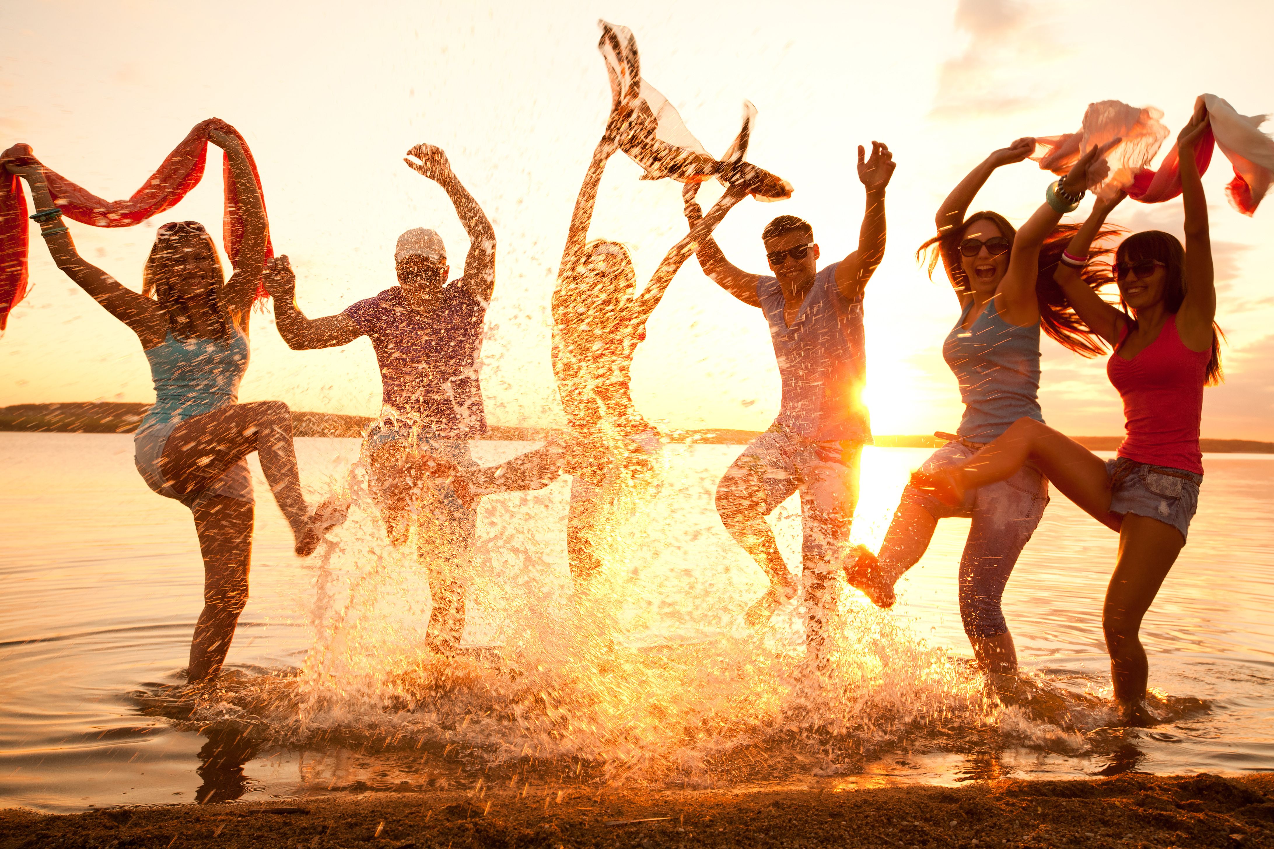 Freunde, Strand, Spritzwasser, Gegenlicht, Sommer, Spaß, 4K, Desktop-Hintergrund