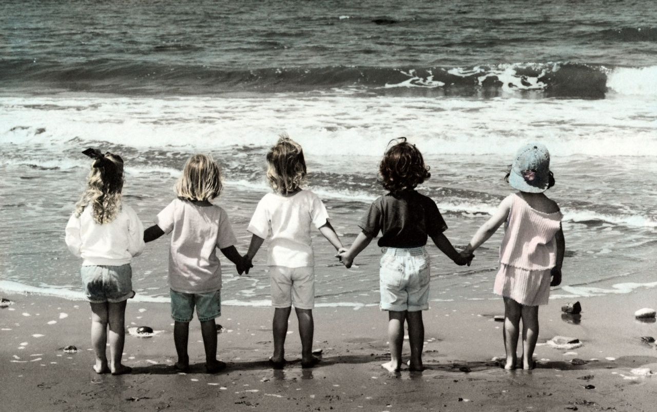 Kinder, Strand, Händchen halten, Meer, Schwarzweiß, Rückenansicht, HD, Laptop-Hintergrundbild