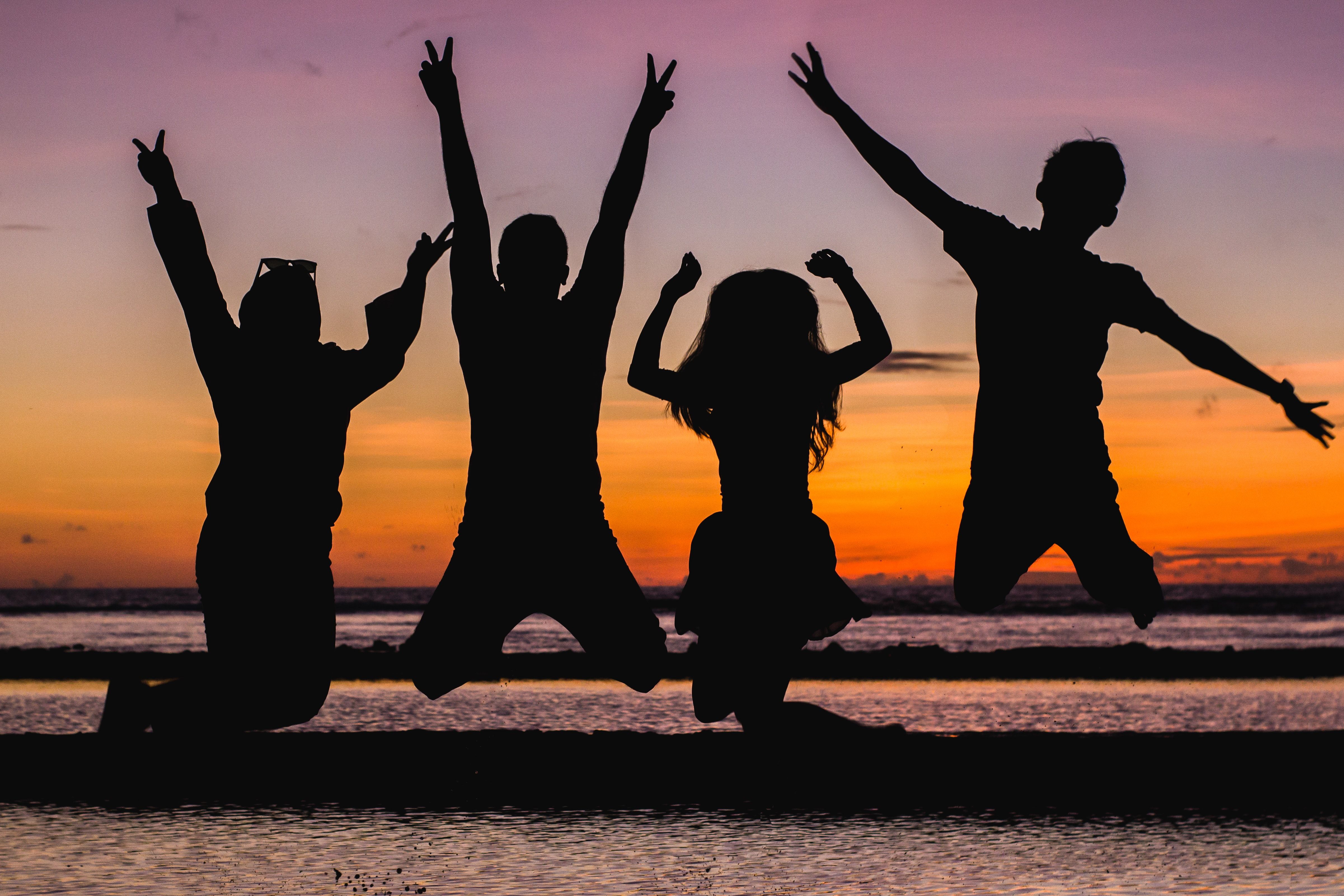 Freunde, Silhouetten, Sprung, Sonnenuntergang, Jubel, 4K, Desktop-Hintergrund für Windows