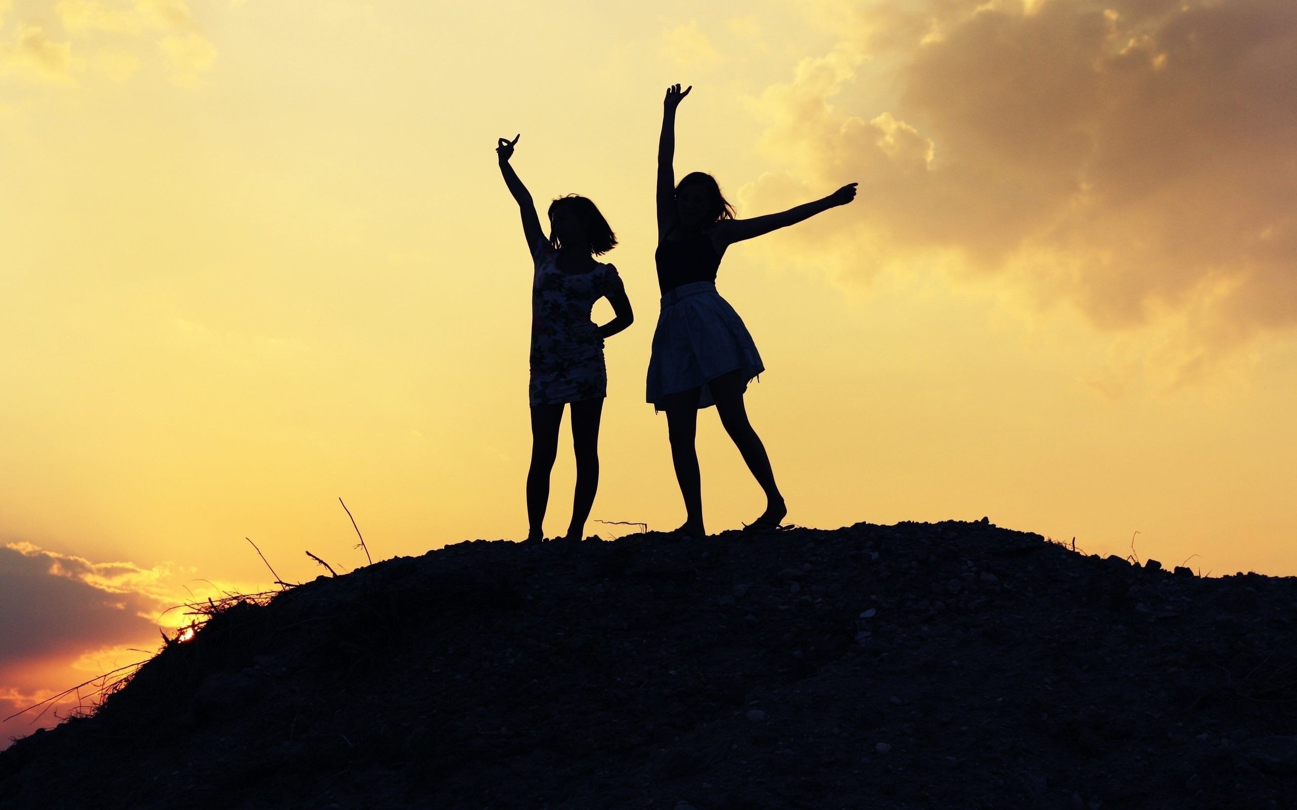 Freundinnen, Silhouetten, Hügel, Sonnenuntergang, Jubel, 2K, Desktop-Hintergrund