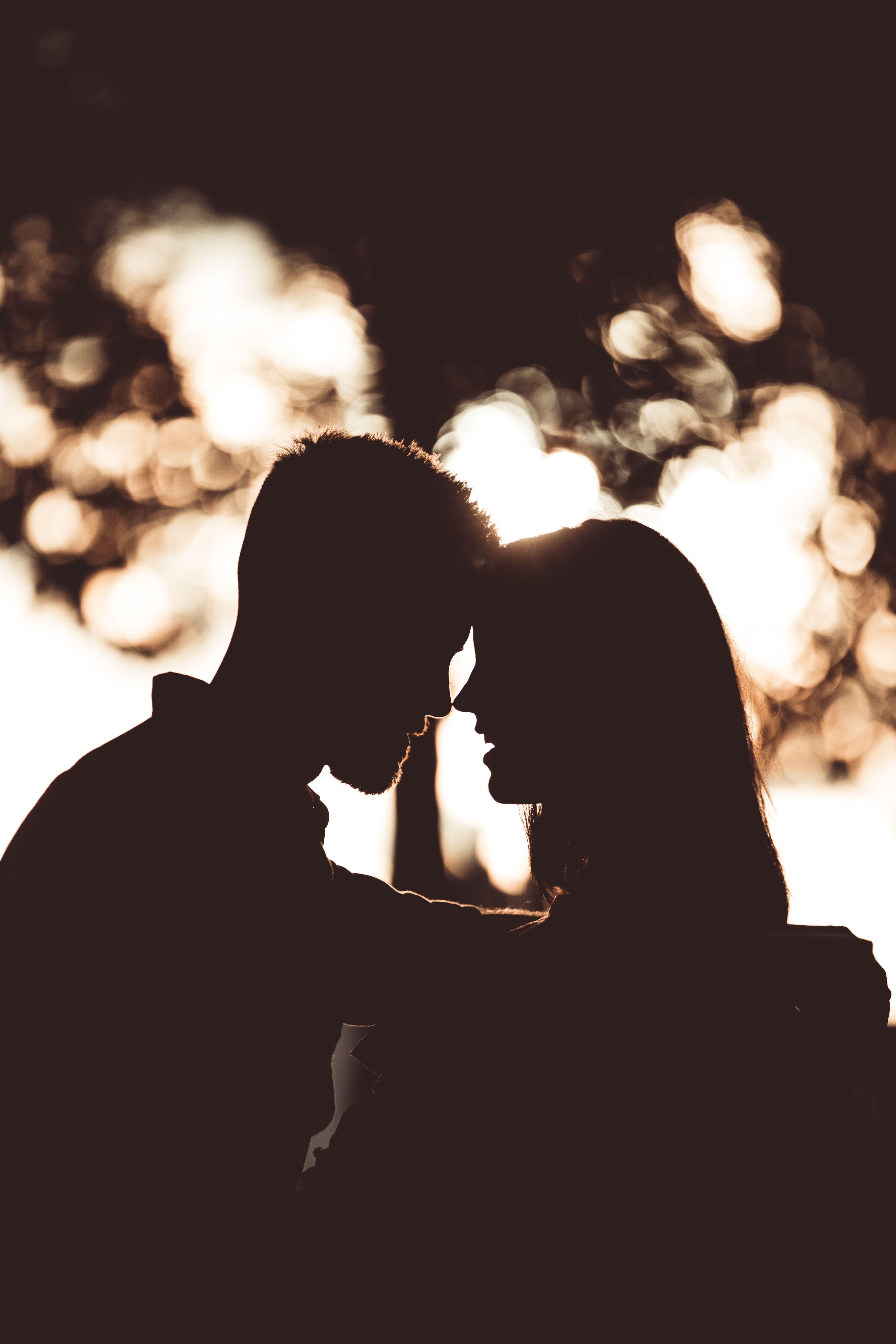 Paar, Silhouetten, Bokeh, Romantisch, Gegenlicht, QHD+, Hintergrundbild fürs Tablet