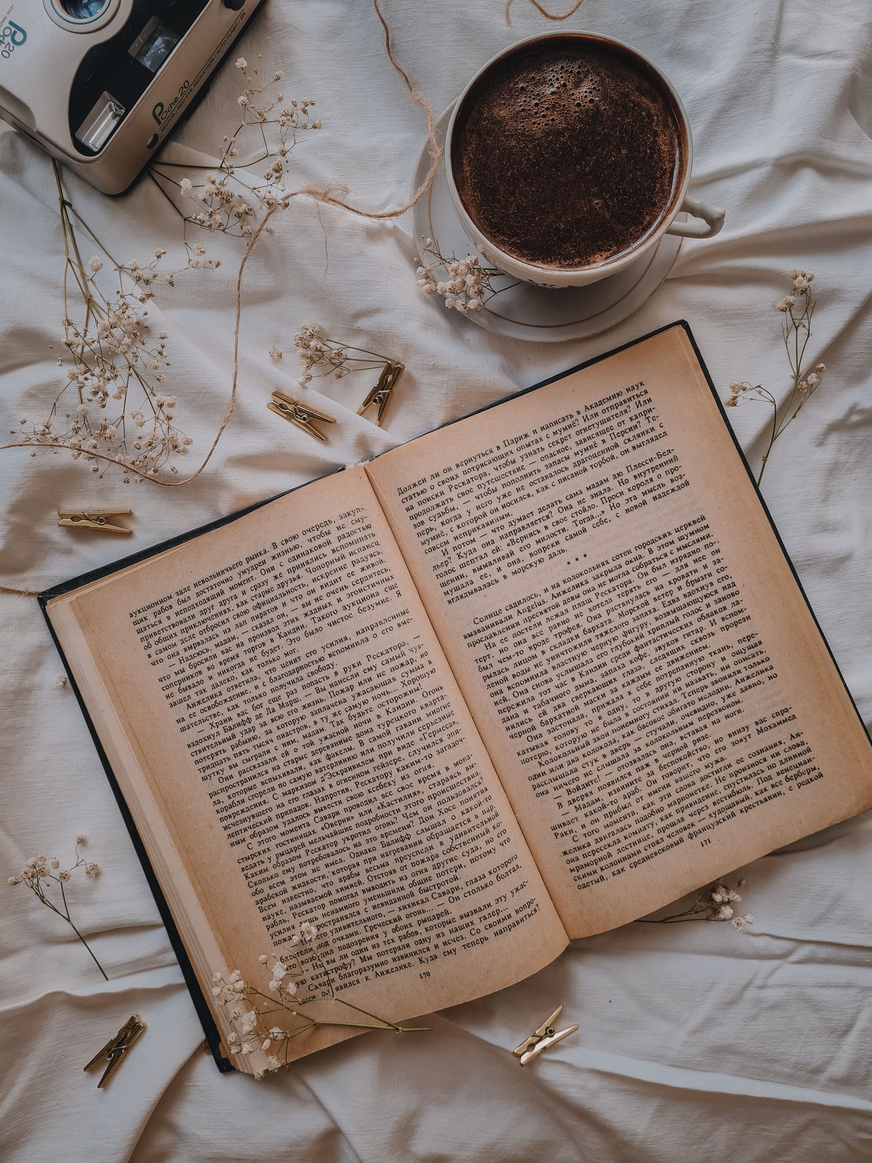 Offenes Buch, Kaffeetasse, Flatlay, Bettdecke, Gemütlich, Hintergrundbild fürs Tablet