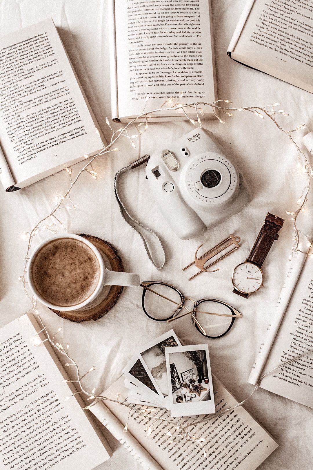 Bücher, Sofortbildkamera, Brille, Kaffee, Polaroid-Fotos, Weiße Töne, Full HD, iPhone-Hintergrundbild