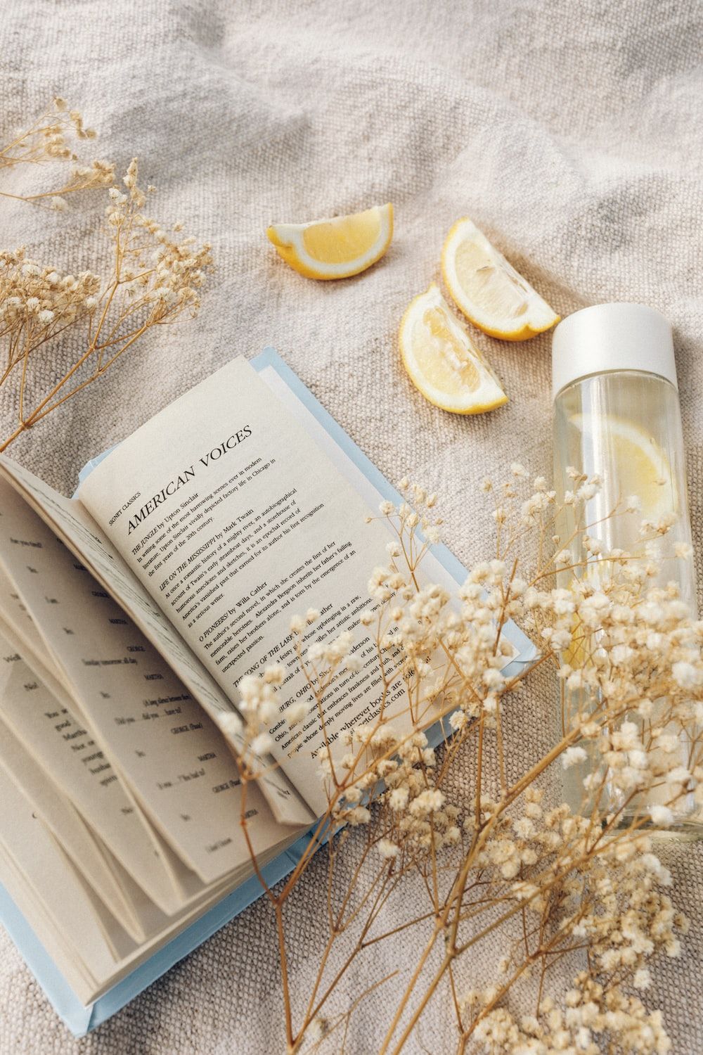 Offenes Buch, Schleierkraut, Zitronen, Wasserflasche, Helle Töne, HD, iPhone-Hintergrundbild