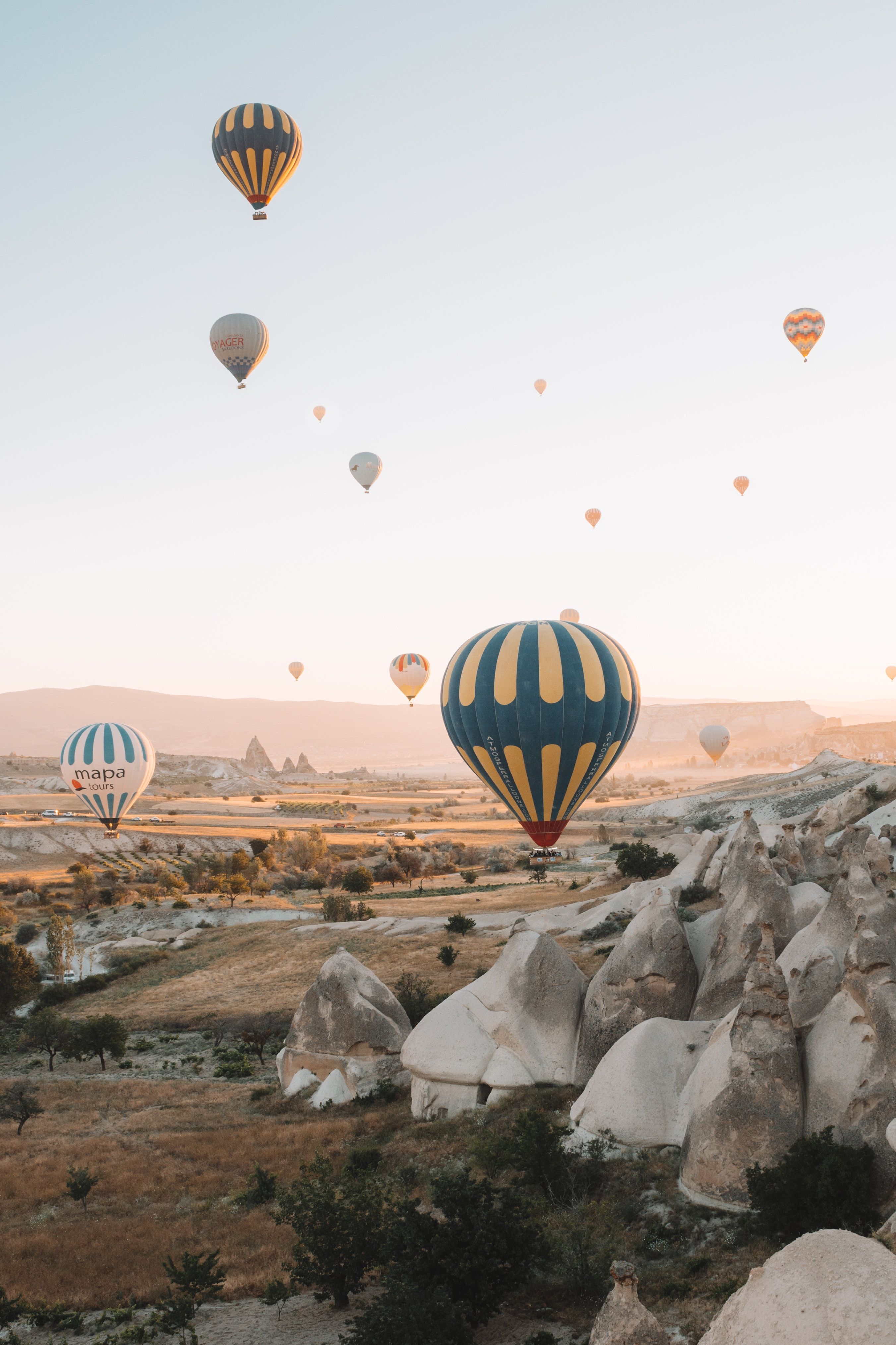 Kappadokien, Heißluftballons, Türkei, Felslandschaft, Sonnenaufgang, QHD+, Handy-Hintergrund