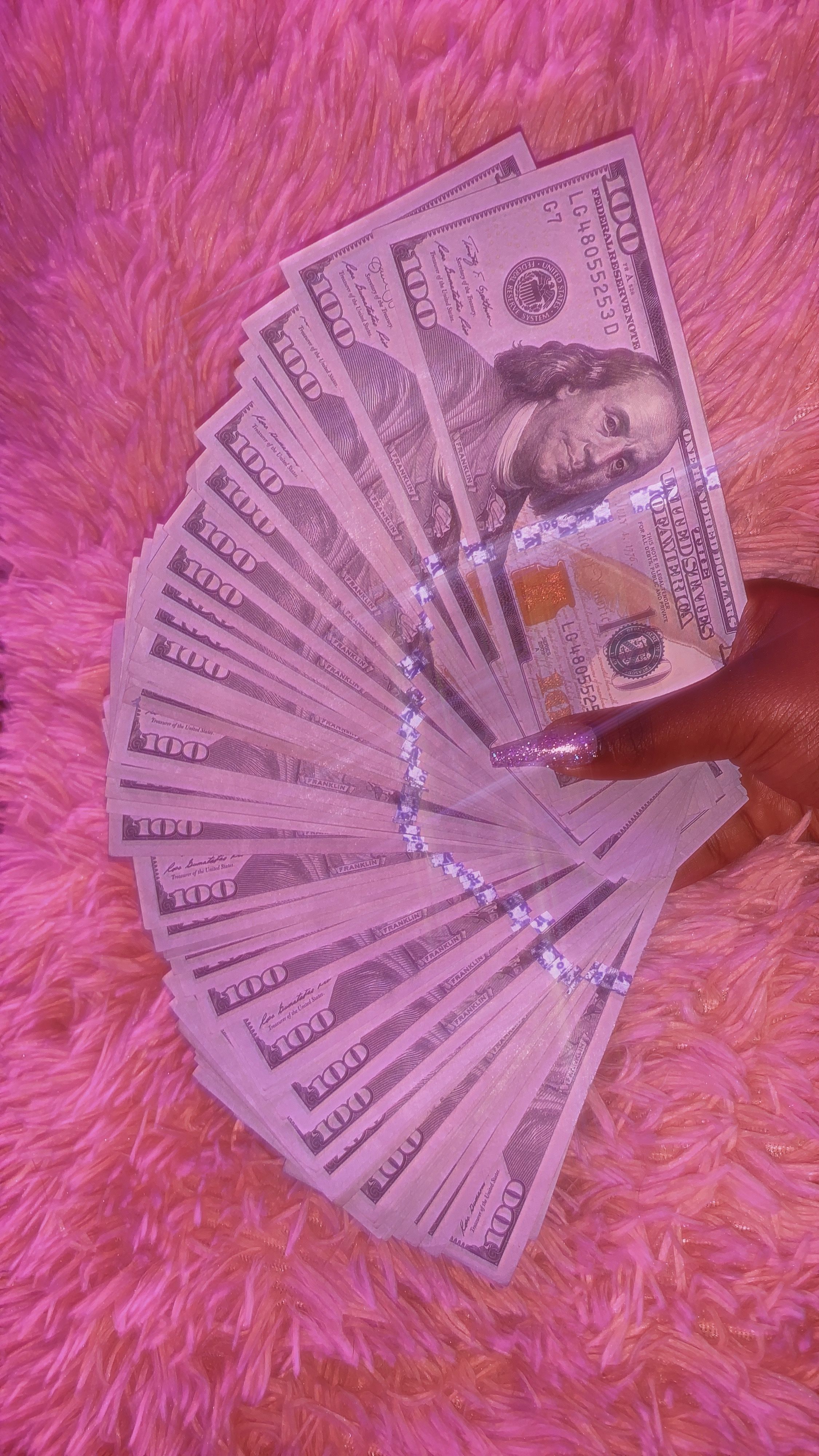 Geldfächer, Dollarscheine, Rosa Flauschteppich, Hand, Pink, QHD+, iPhone-Hintergrundbild