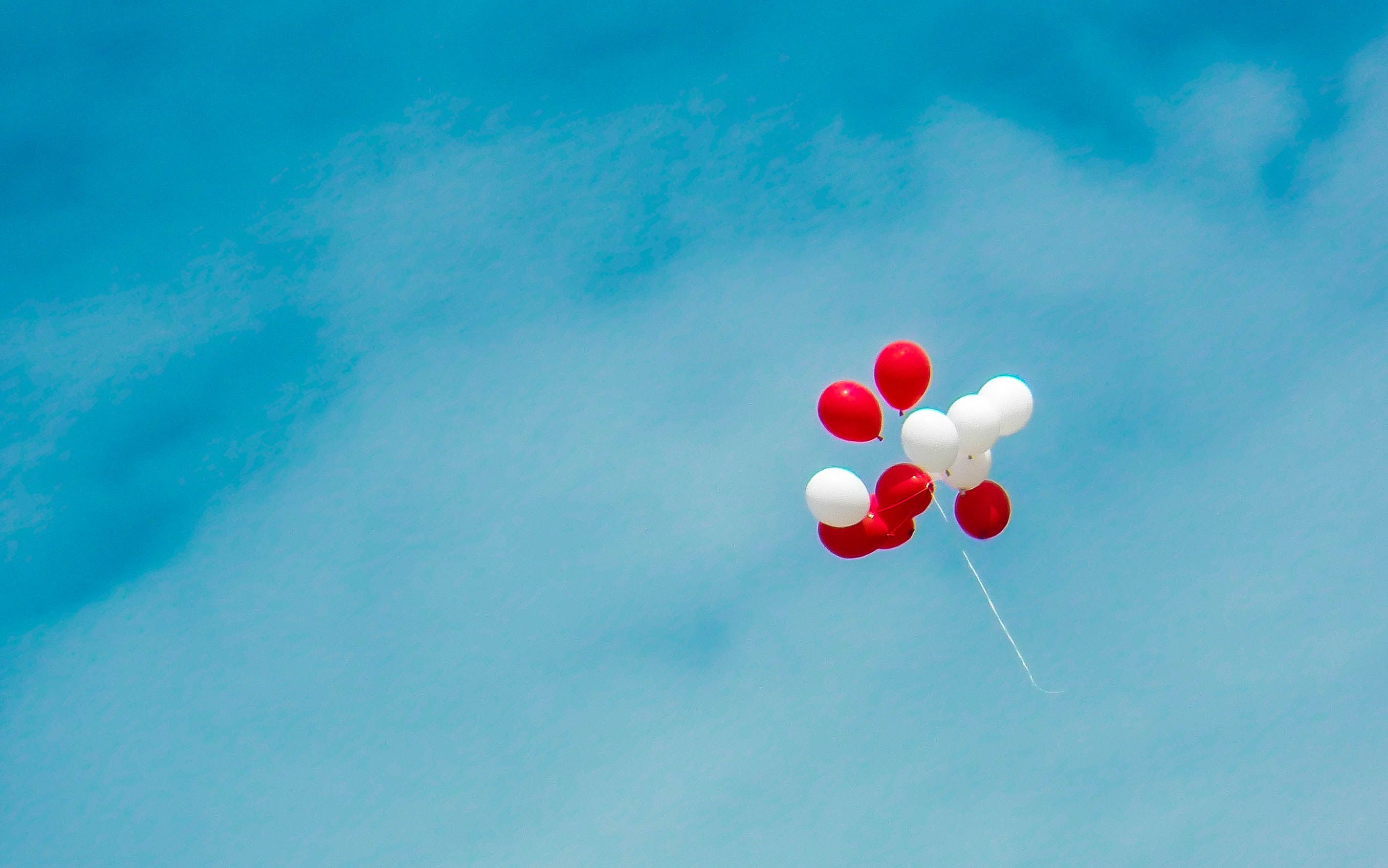 Ballonstrauß, Rot, Weiß, Blauer Himmel, Wolken, 2K, Desktop-Hintergrund für Windows