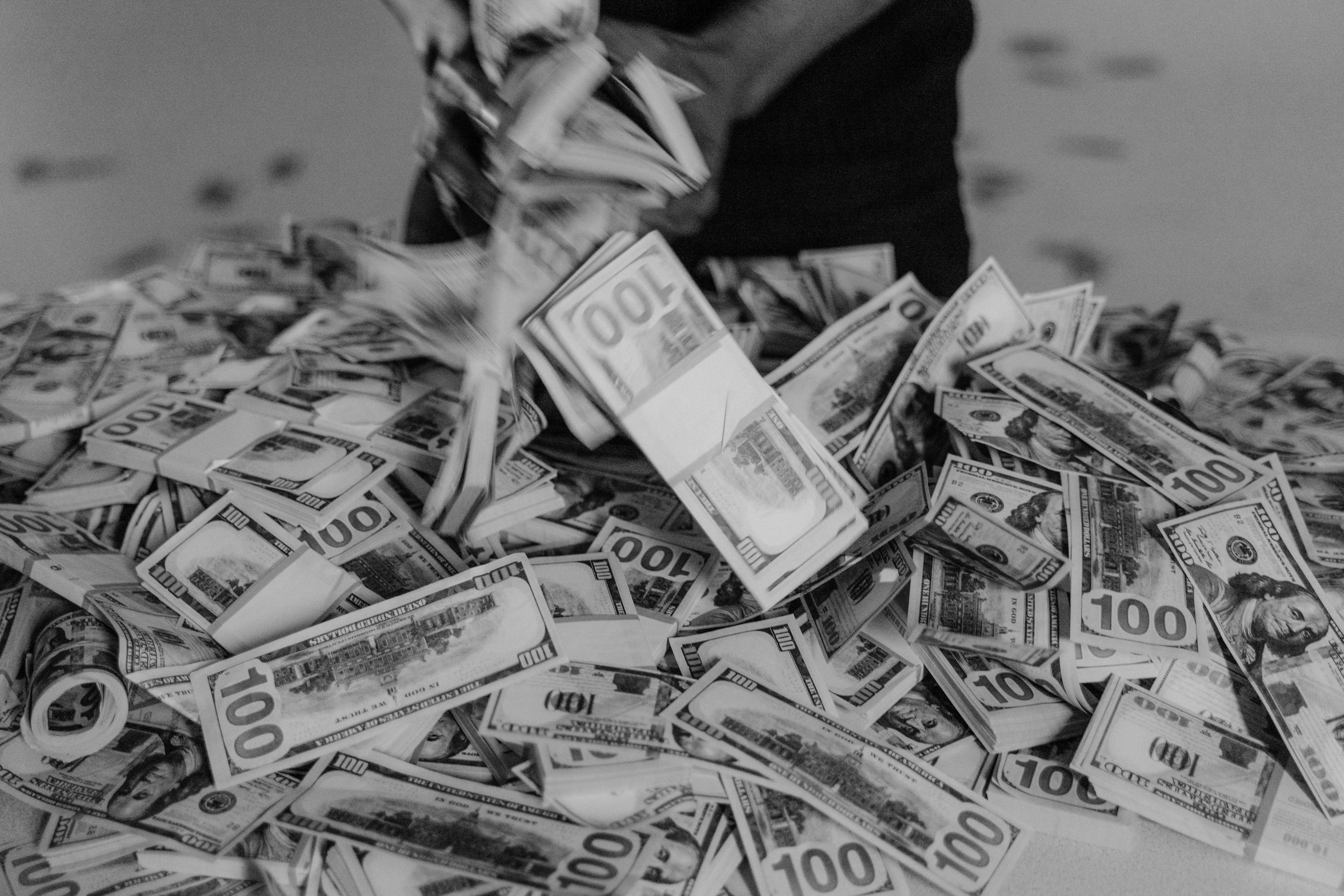 Geldregen, Dollarscheine, Schwarz-Weiß, Geldberg, 6K, Hintergrundbild für den PC