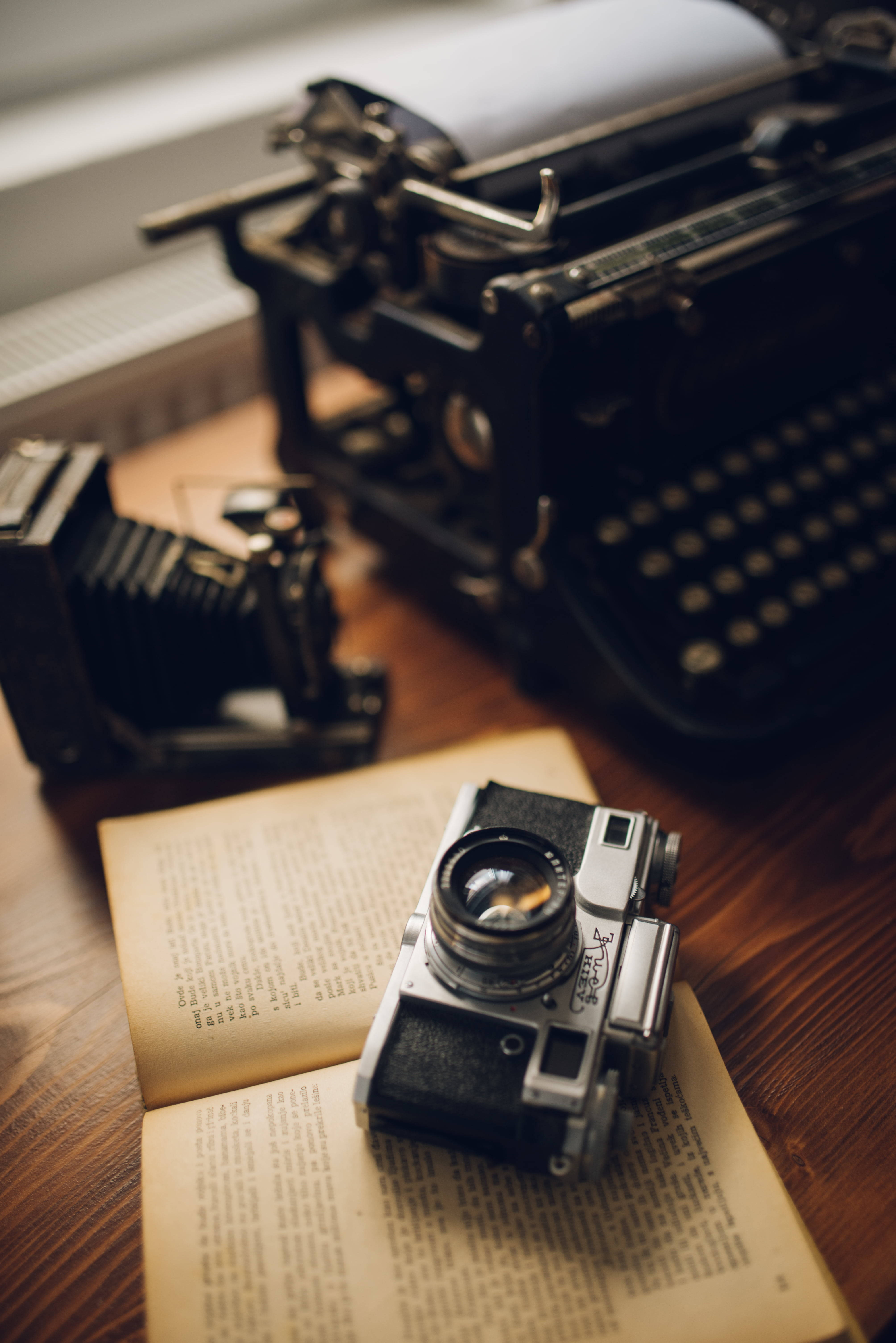 Vintage-Kamera, Schreibmaschine, Buch, Retro, Stillleben, Hintergrundbild fürs Tablet