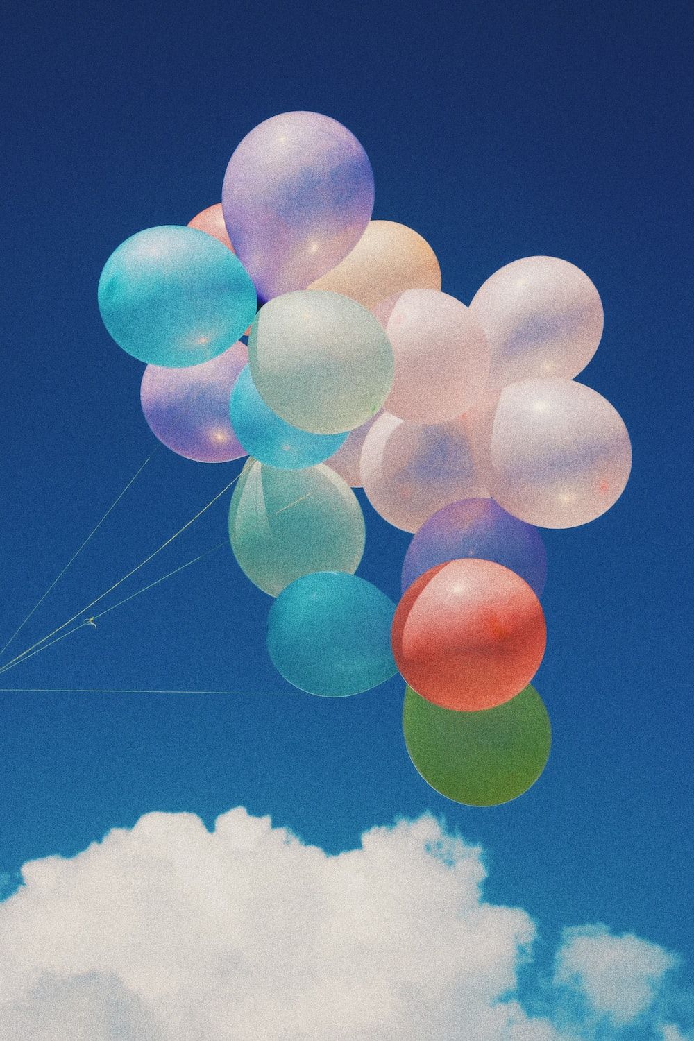Ballonstrauß, Pastellfarben, Blauer Himmel, Wolken, HD, Hintergrundbild fürs Handy