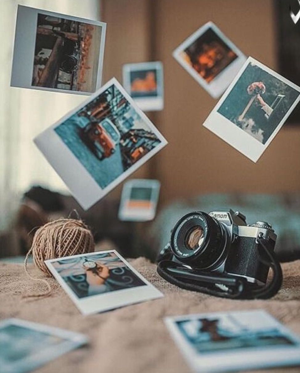 Polaroid-Fotos, Analoge Kamera, Fliegende Fotos, Holztisch, Retro, HD, Tablet-Hintergrund
