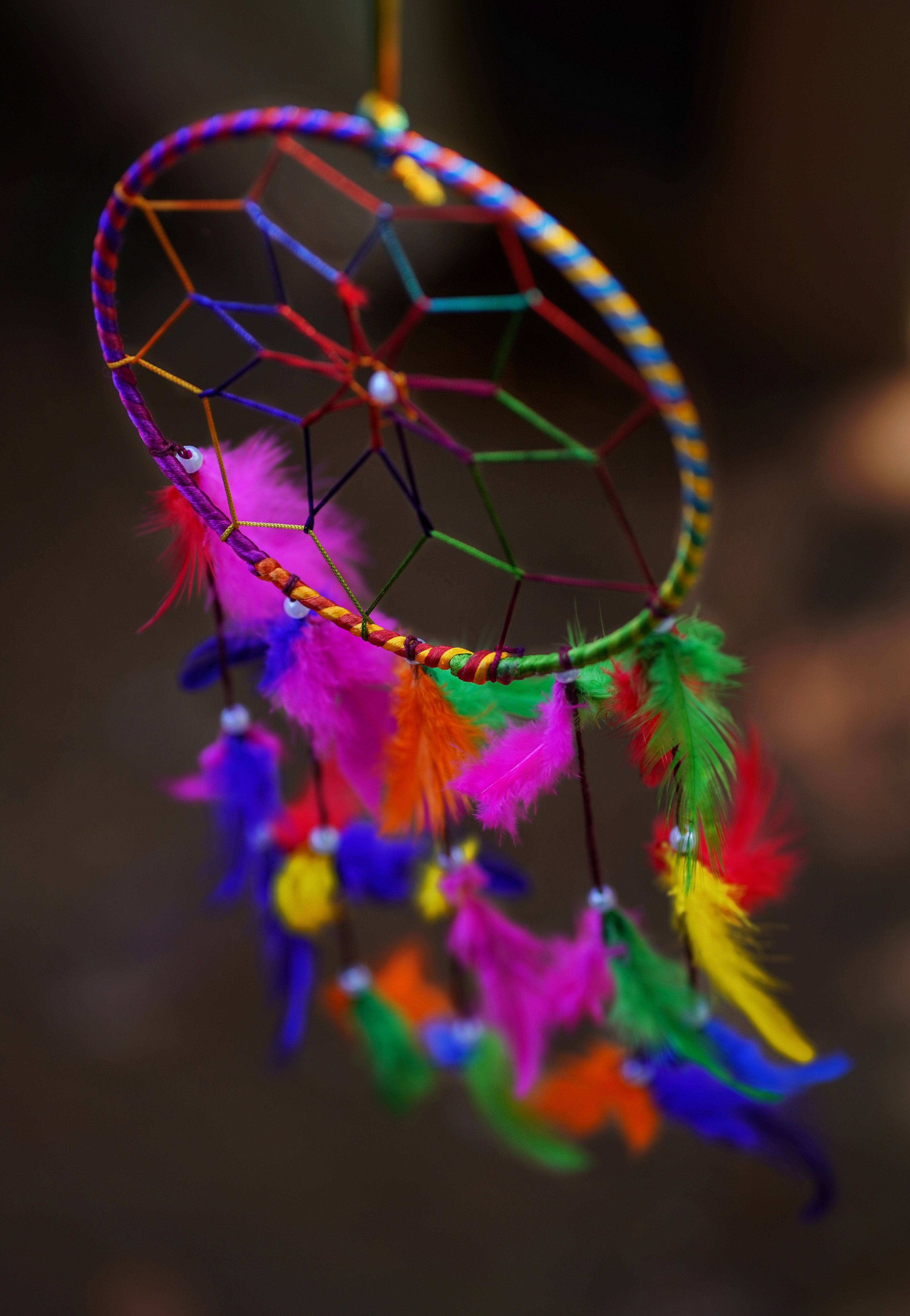Traumfänger, Bunte Federn, Regenbogenfarben, Bokeh, Dunkel, QHD+, iPad-Hintergrundbild
