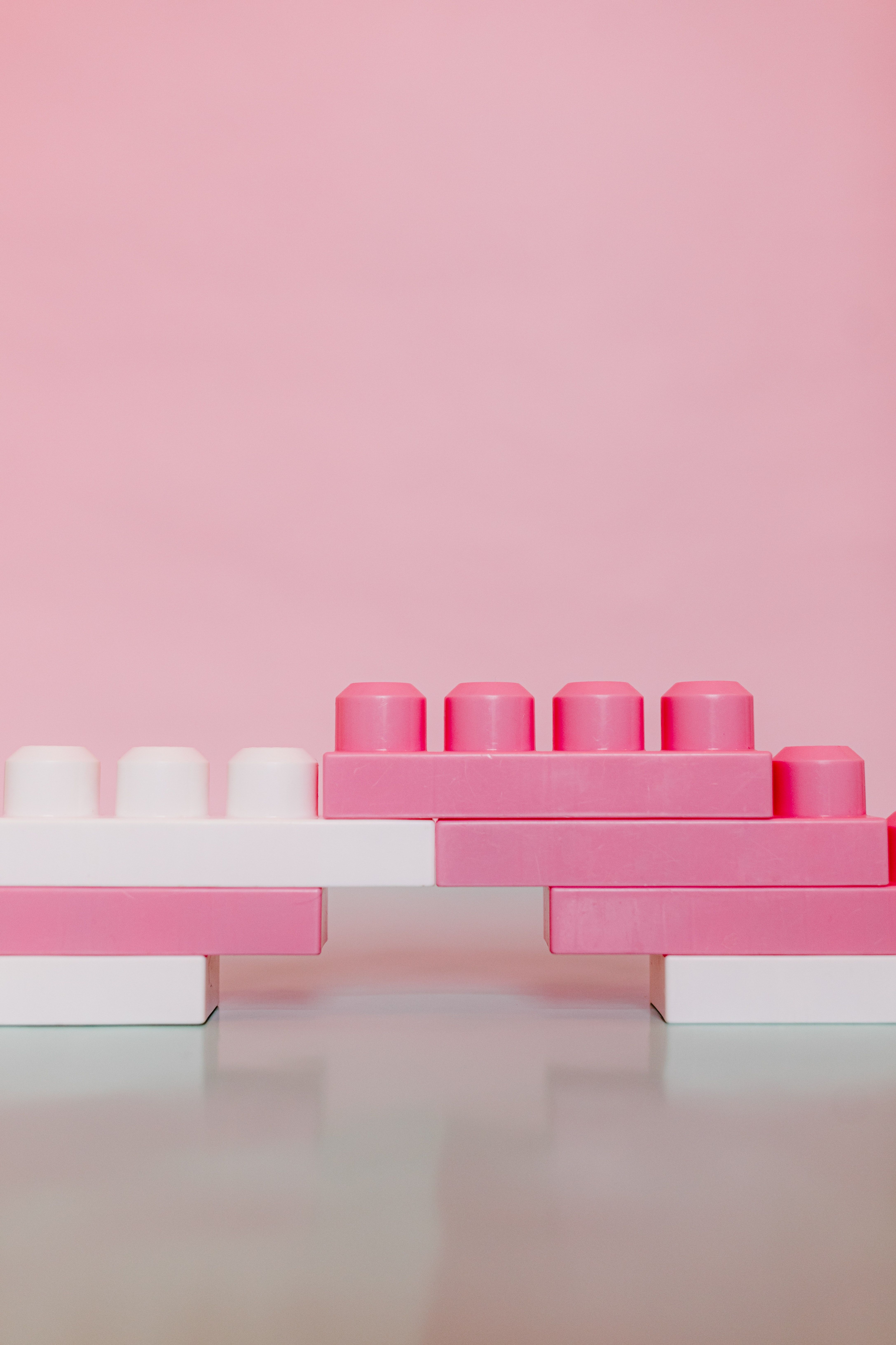 Lego, Bausteine, Rosa, Minimalismus, Pastell, QHD+, Hintergrundbild fürs Handy