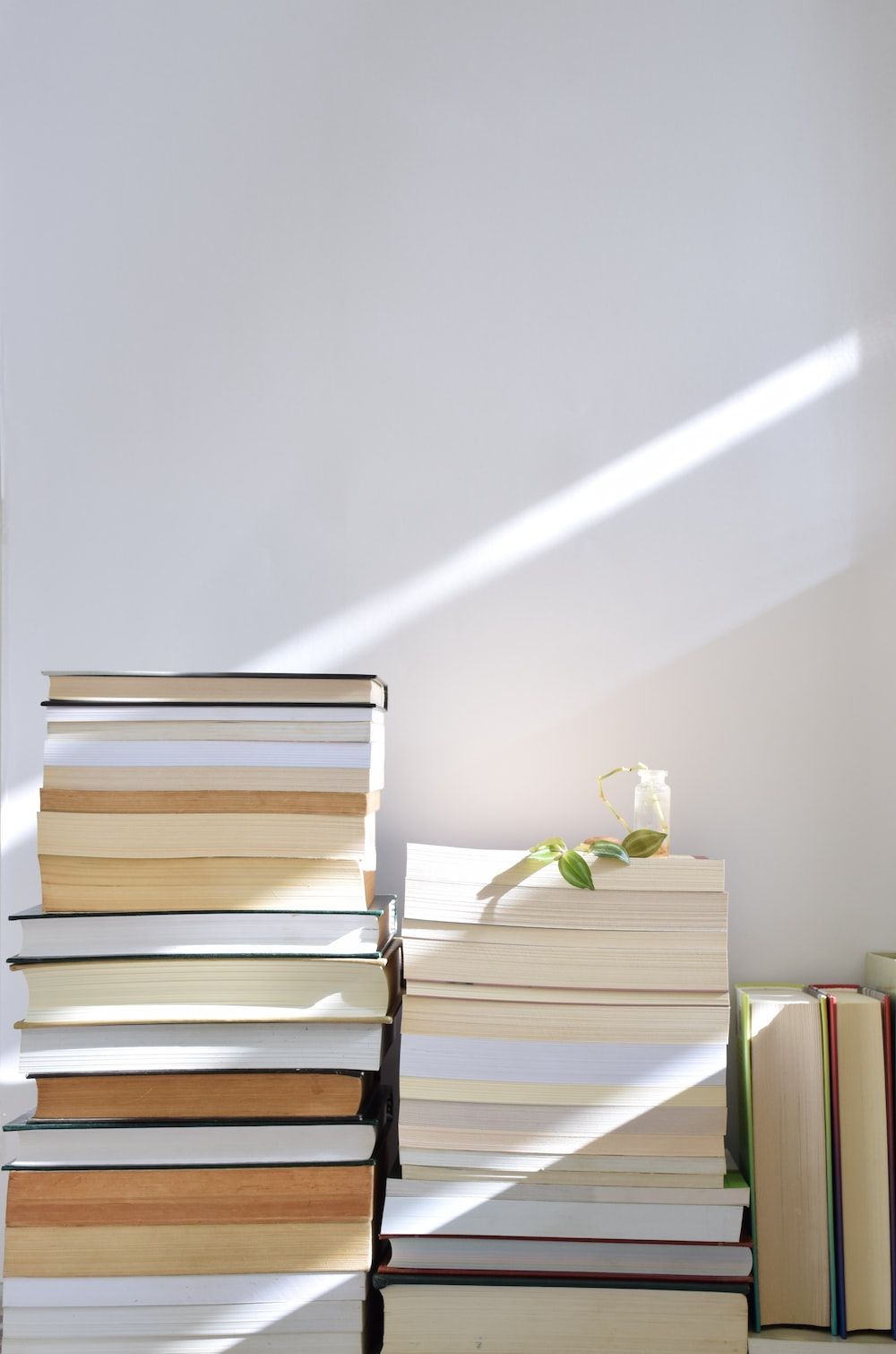 Bücherstapel, Sonnenlicht, Schatten, Minimalismus, Weiße Wand, HD, Handy-Hintergrundbild
