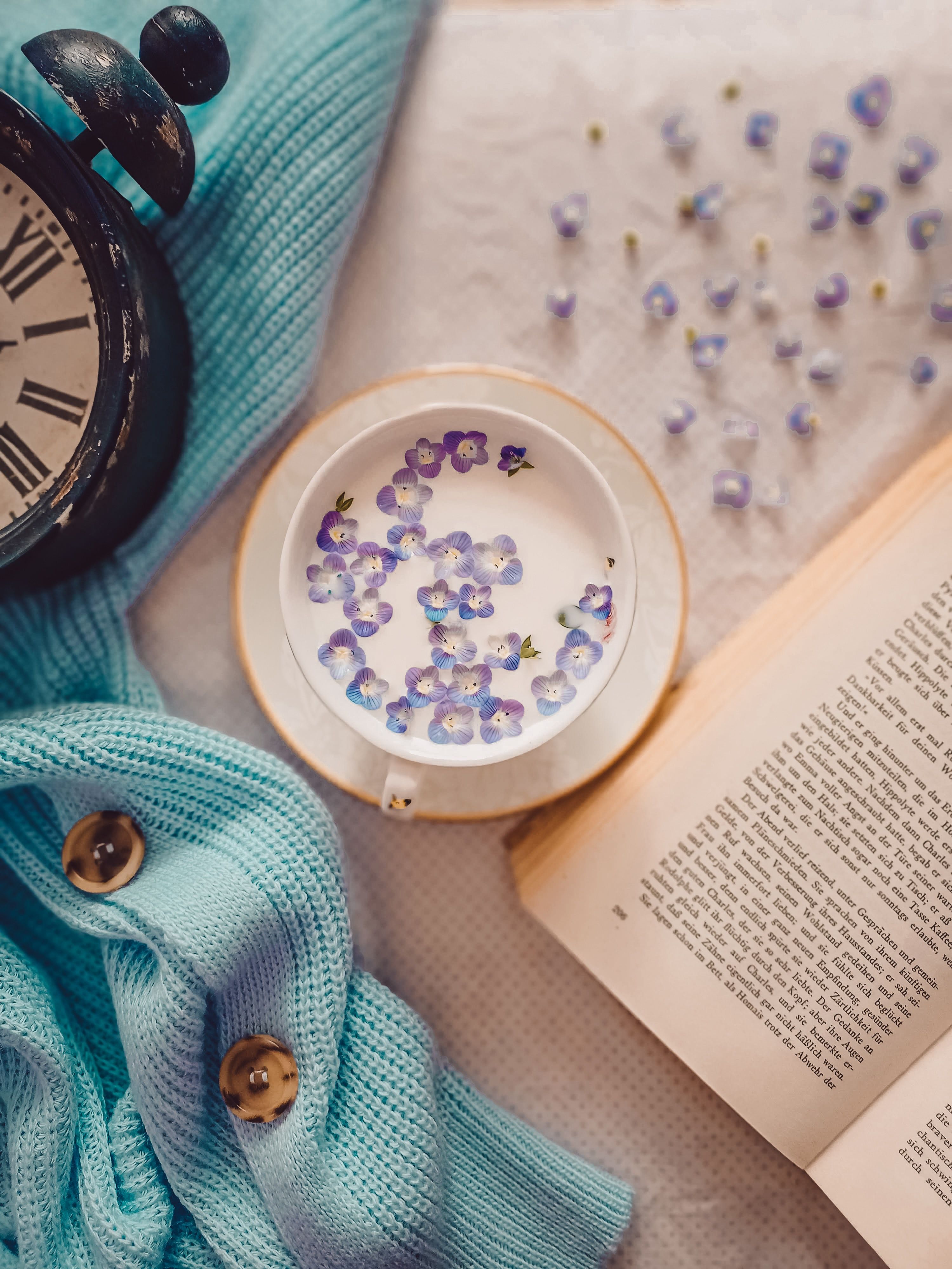 Offenes Buch, Wecker, Lavendel, Türkiser Schal, Flatlay, QHD+, iPad-Hintergrundbild
