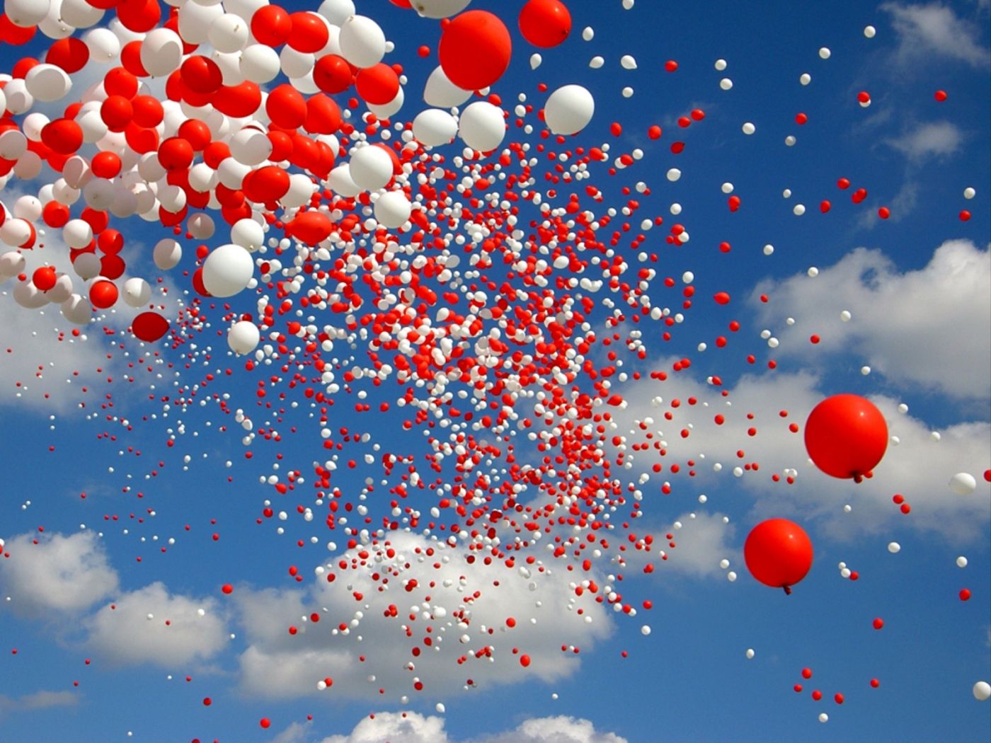 Ballonschwarm, Rot, Weiß, Blauer Himmel, Wolken, Hintergrundbild für iPad und Tablet