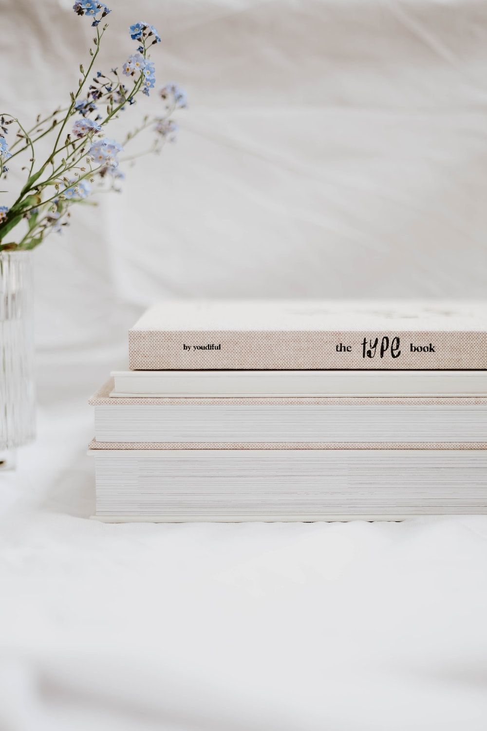 Bücherstapel, Blumen, Minimalismus, Weiße Töne, Helles Licht, HD, Handy-Hintergrund