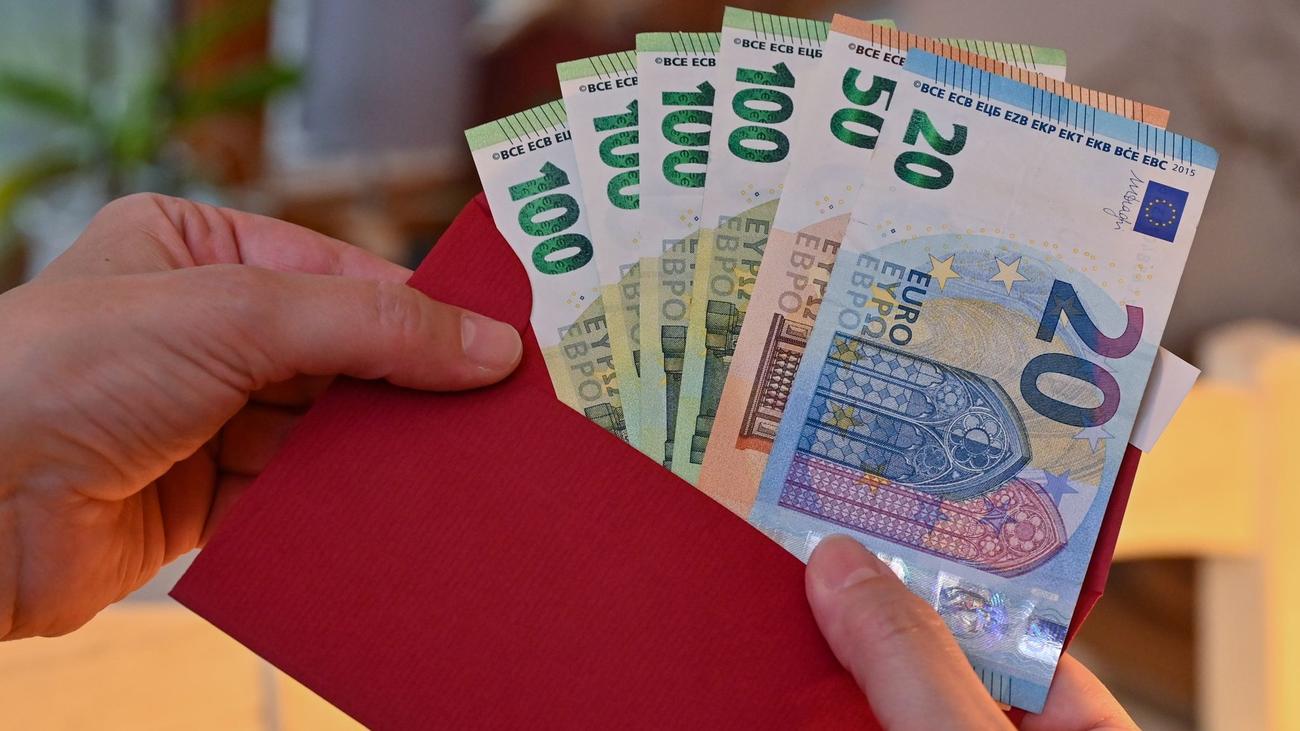 Euro, Roter Umschlag, Geldgeschenk, Hände, Euroscheine, 16:9, HD-Hintergrundbild für den Desktop