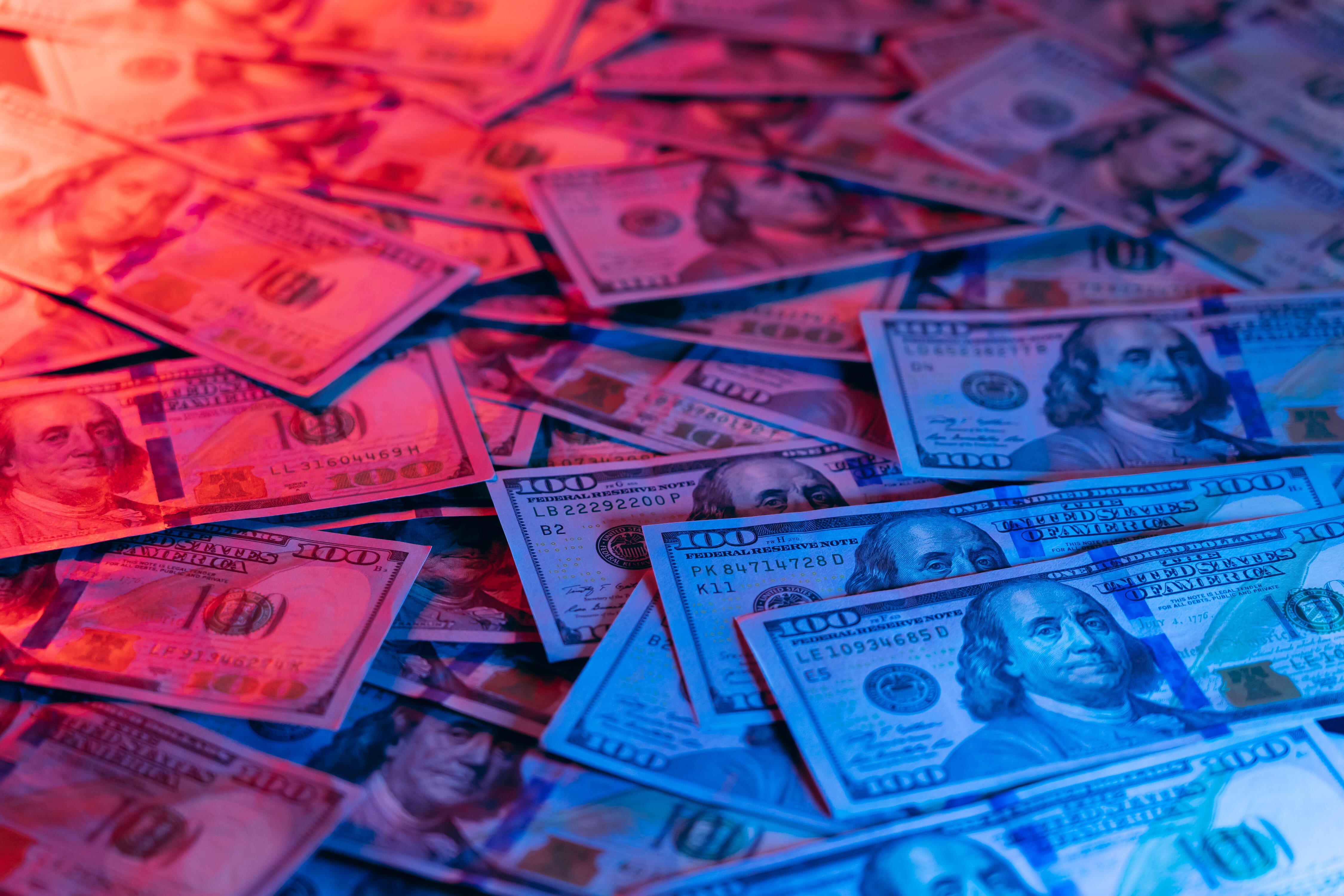 US-Dollar, Banknoten, Rotes und blaues Licht, Geldhaufen, 4K-Hintergrundbild für PC
