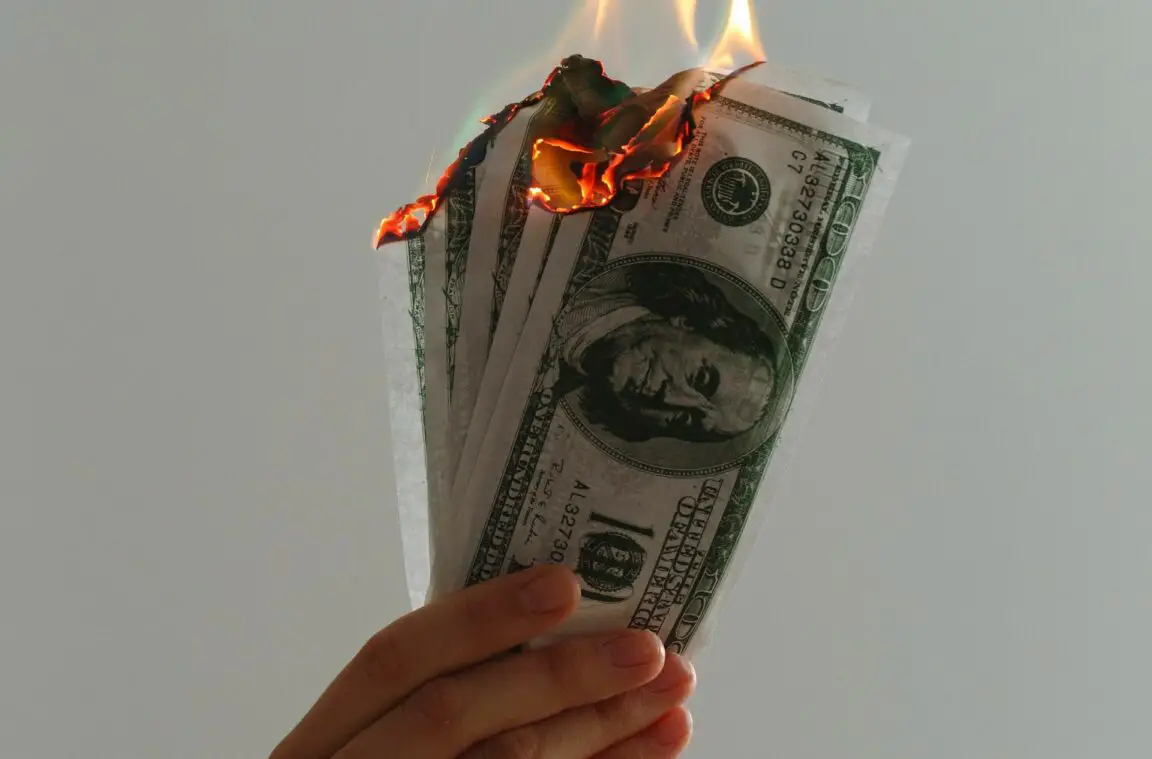 Brennende Dollarscheine, US-Dollar, Feuer, Hand, Geldbündel, Hintergrund
