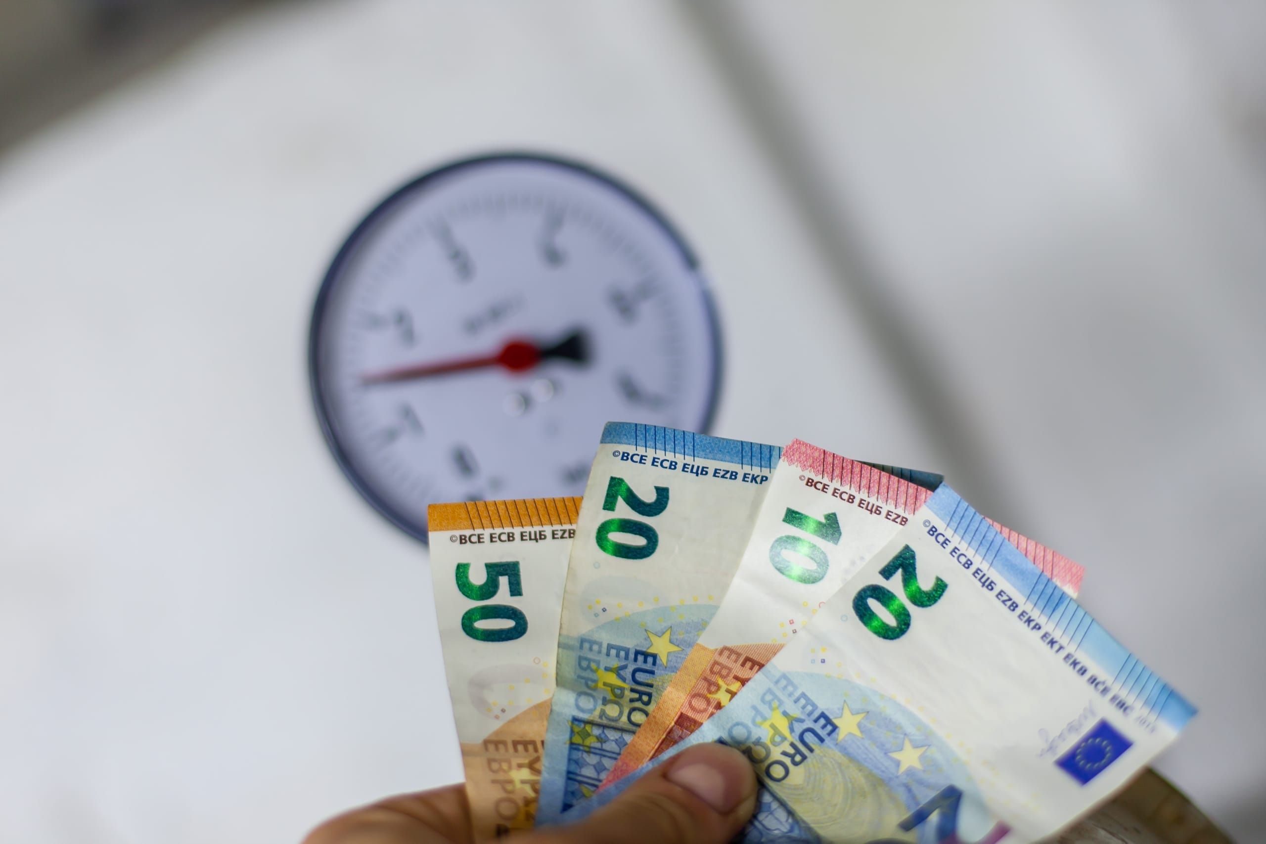 Euroscheine, Manometer, Hand, Energiekosten, Bargeld, 2K, Desktop-Hintergrund für Windows