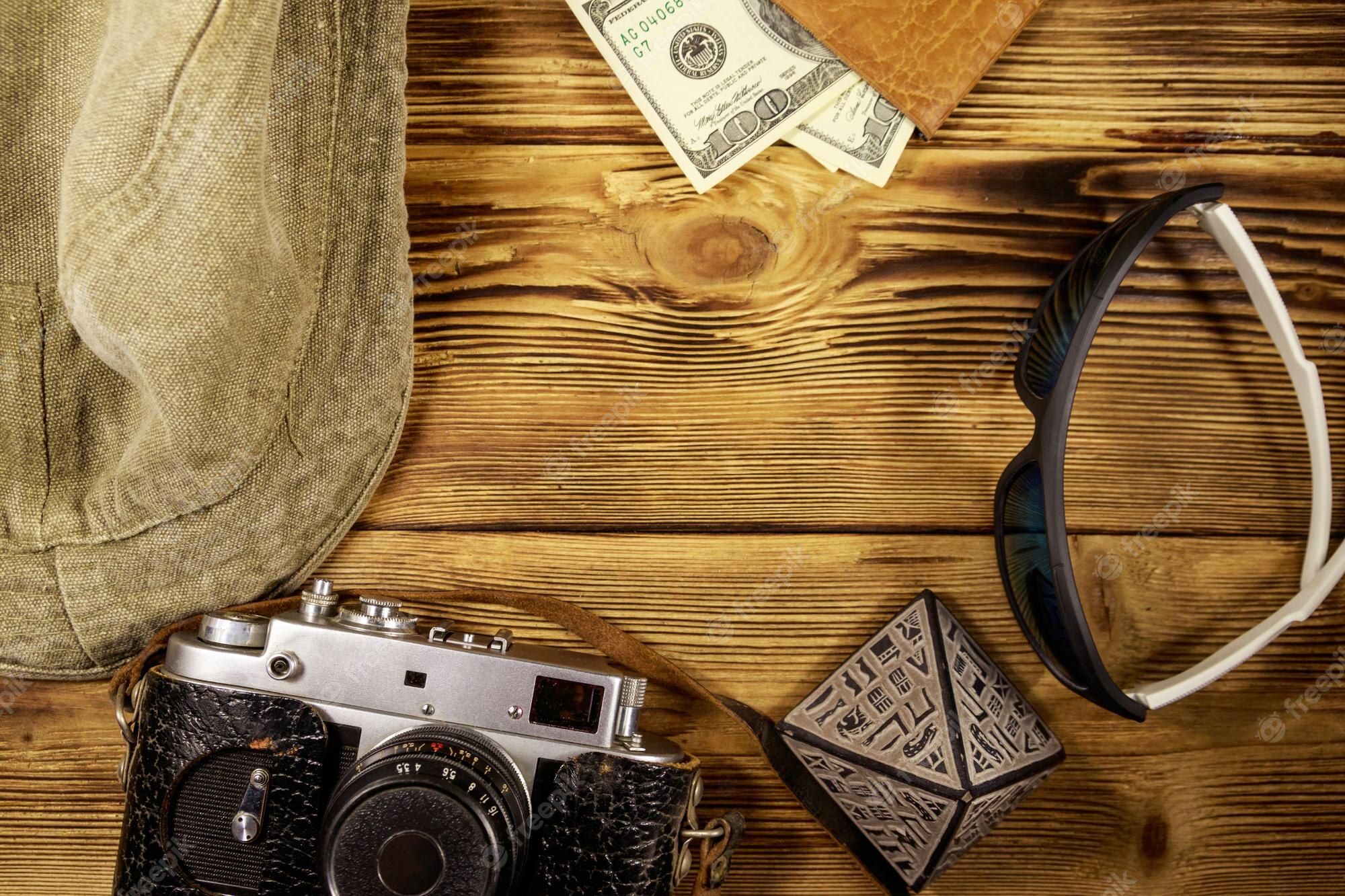 Dollarscheine, Kamera, Sonnenbrille, Holztisch, Reise, Flatlay, Full HD, Windows-Hintergrundbild