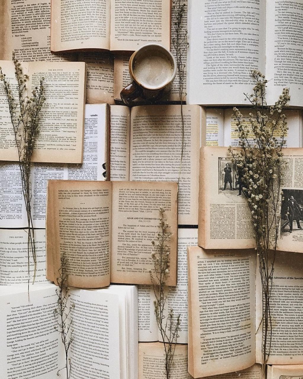 Offene Bücher, Getrocknete Blumen, Kaffeetasse, Flatlay, Vintage, Hintergrundbild fürs Tablet