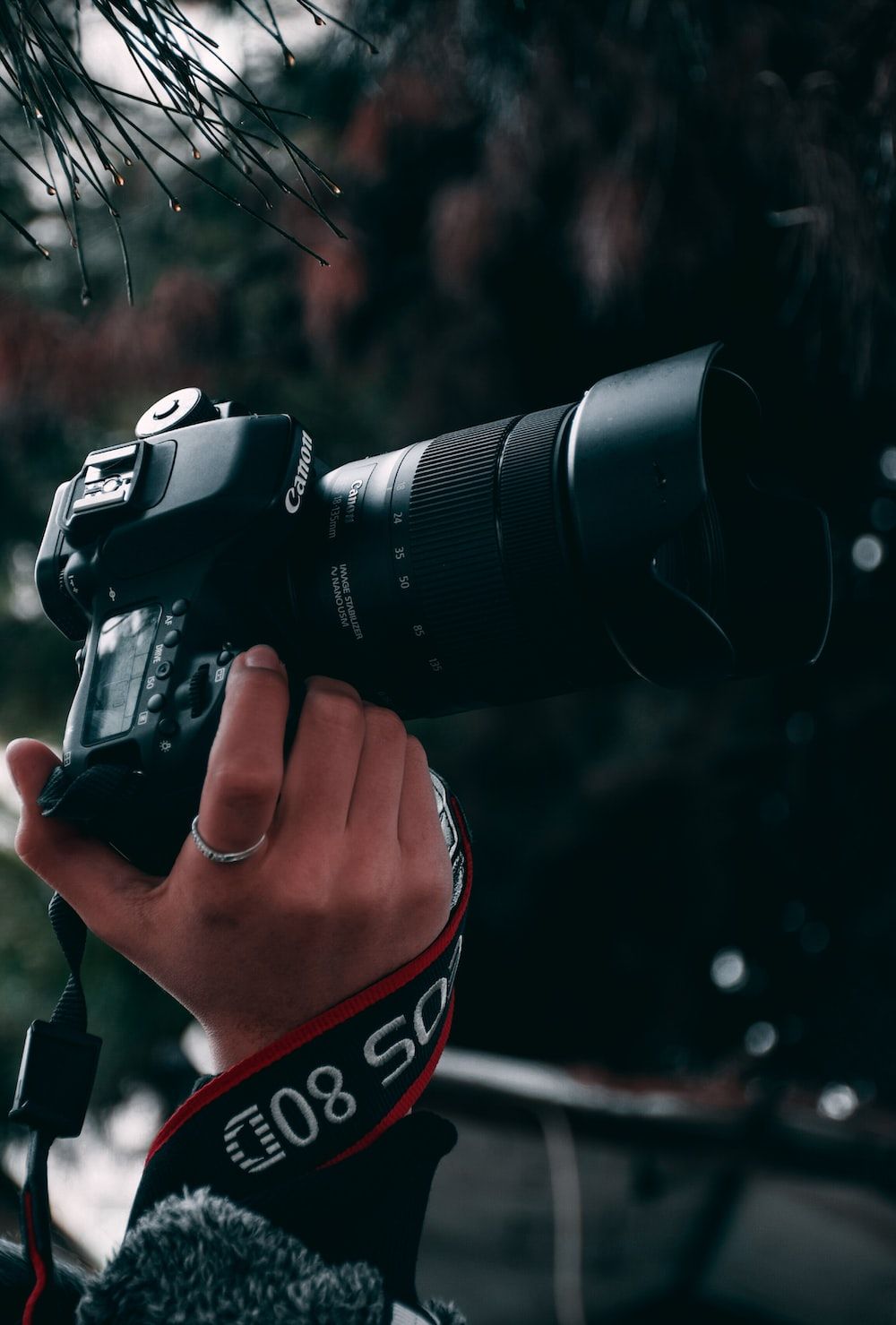 Canon EOS 80D, Spiegelreflexkamera, Hand, Teleobjektiv, Dunkel, HD, iPad-Hintergrundbild